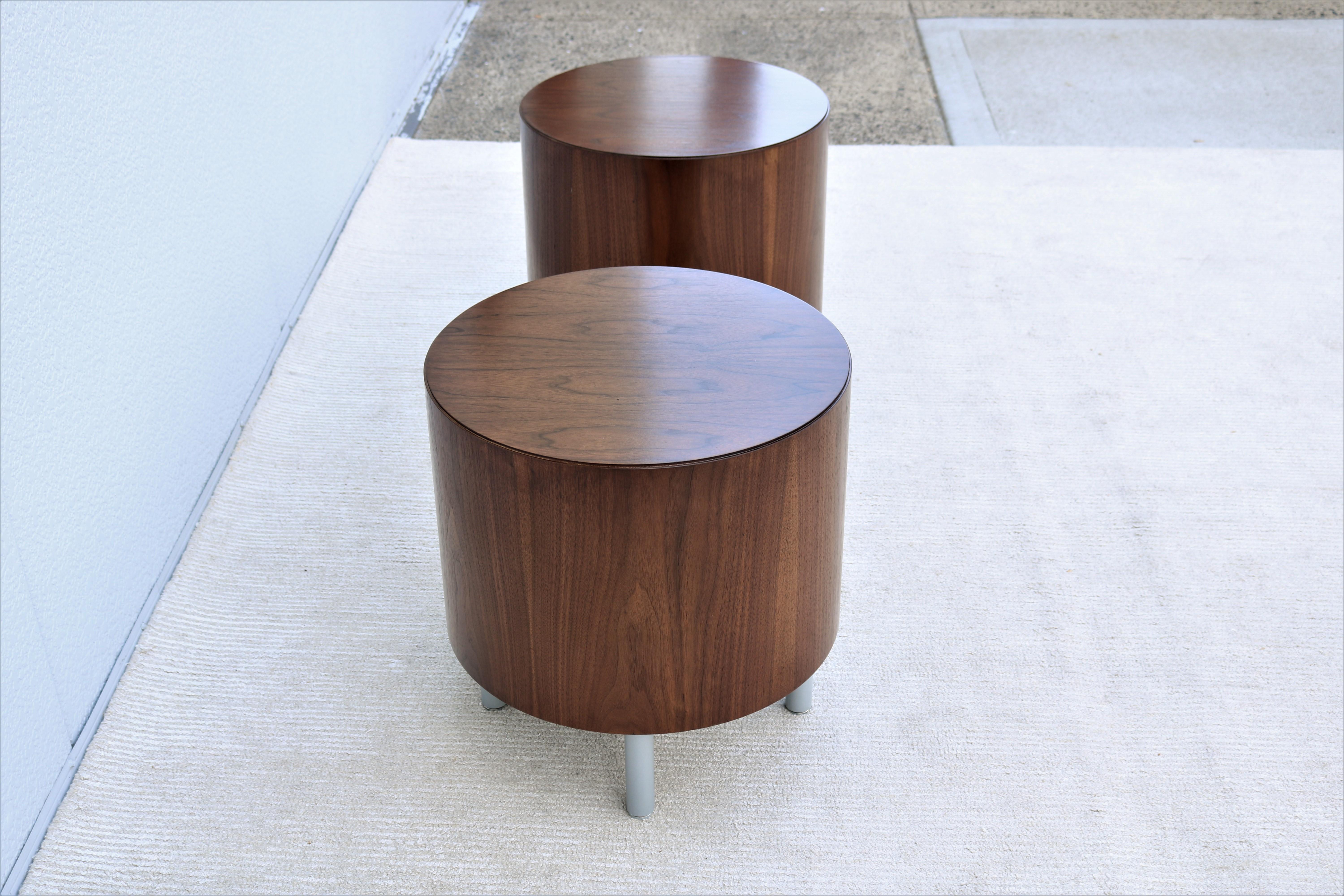 Mid-Century Modern Style Kimball Villa Round Walnut Wood Drum Side Tables a Pair For Sale 7