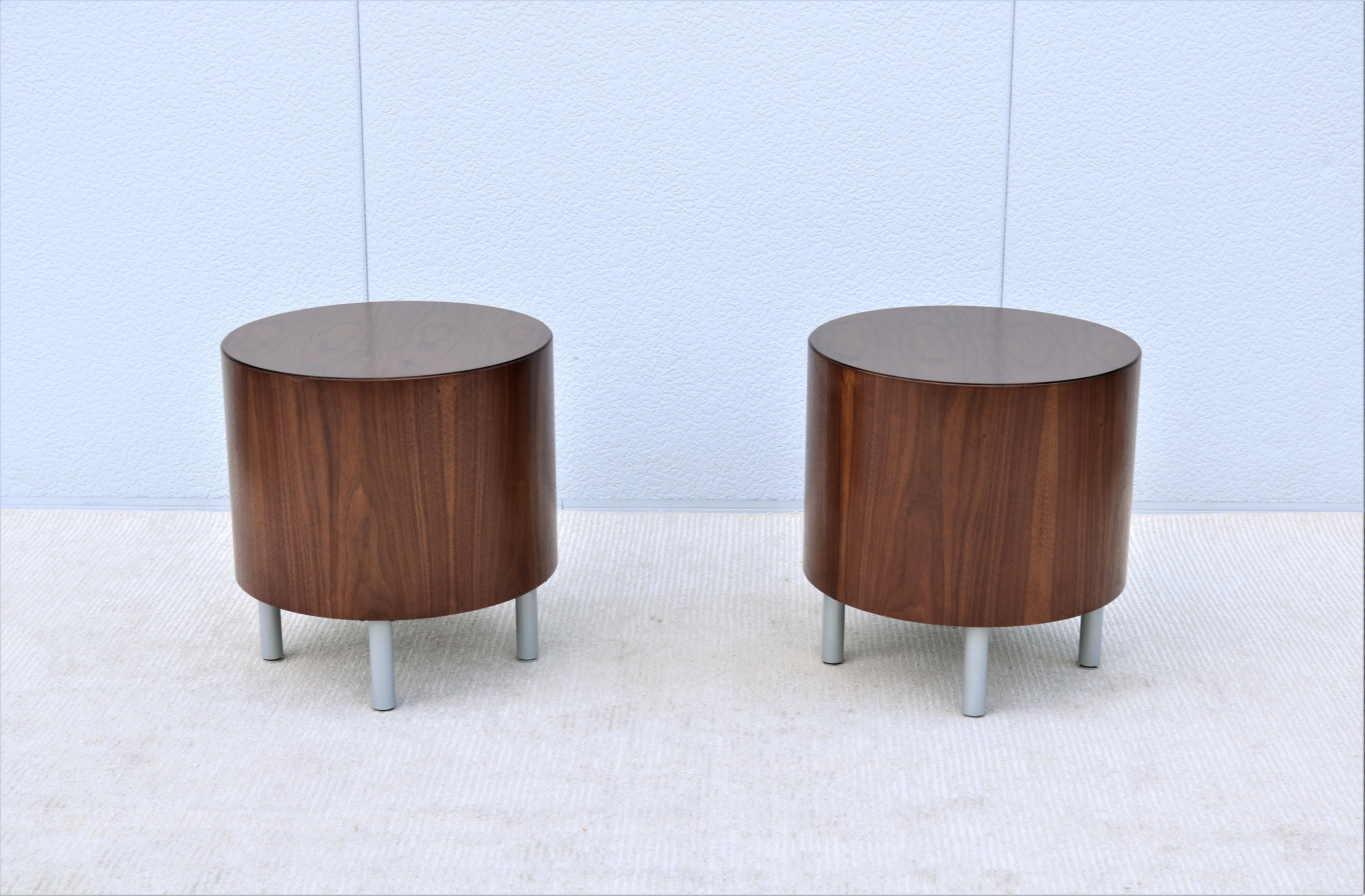 Poudré Paire de tables d'appoint Kimball Villa rondes en bois de noyer de style moderne du milieu du siècle dernier en vente