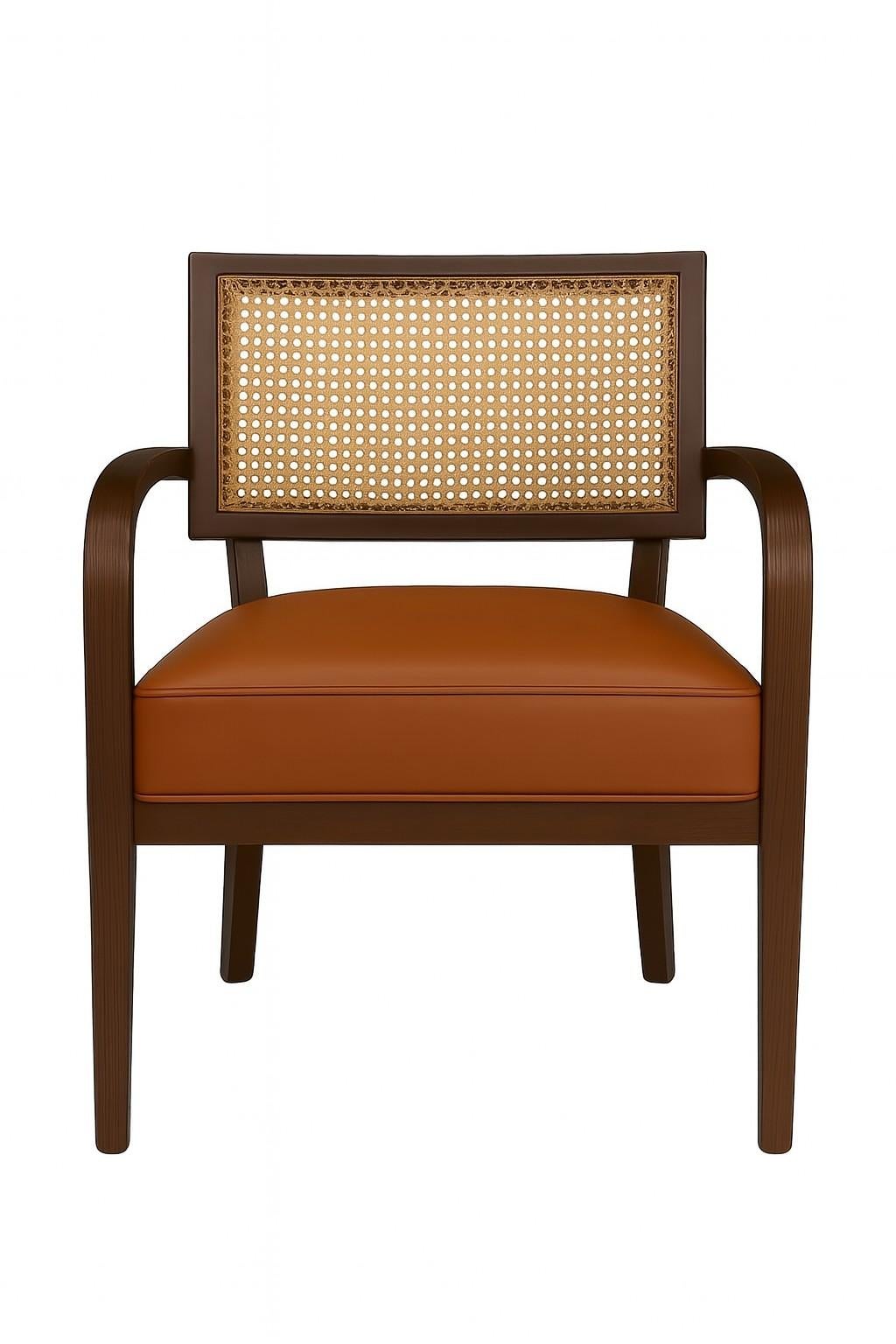 Avec une forme sculpturale qui évoque l'élégance du milieu du siècle, ce fauteuil de salle à manger présente un mélange parfait d'artisanat intemporel et de finitions riches et tactiles. Son cadre en frêne massif aux contours gracieux est mis en