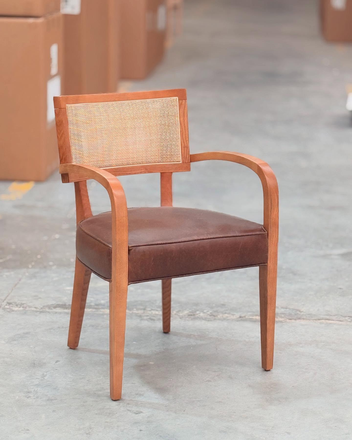 Moderne Fauteuil de salle à manger en cuir de style moderne du milieu du siècle avec dossier en rotin tressé en vente
