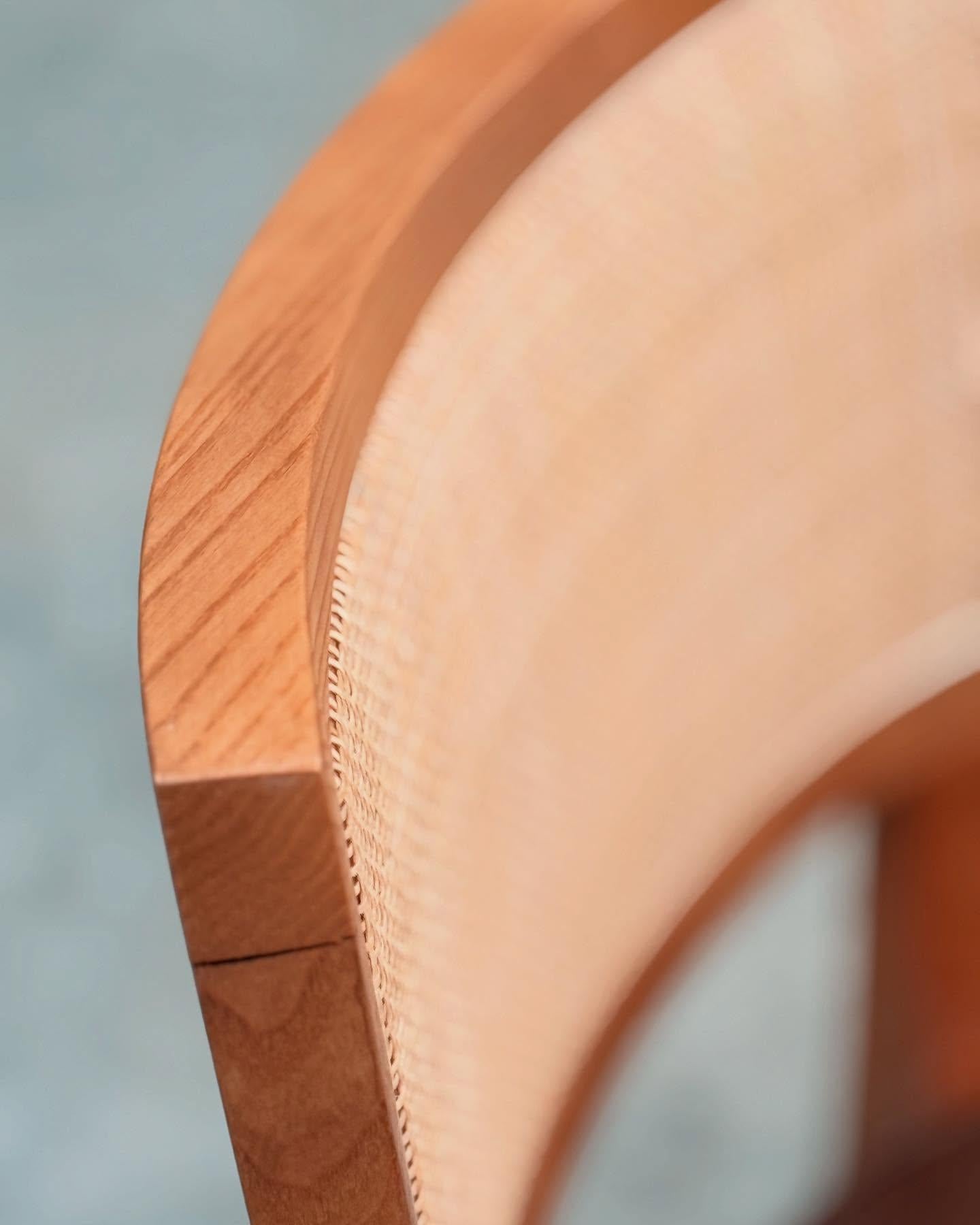 Européen Fauteuil de salle à manger en cuir de style moderne du milieu du siècle avec dossier en rotin tressé en vente