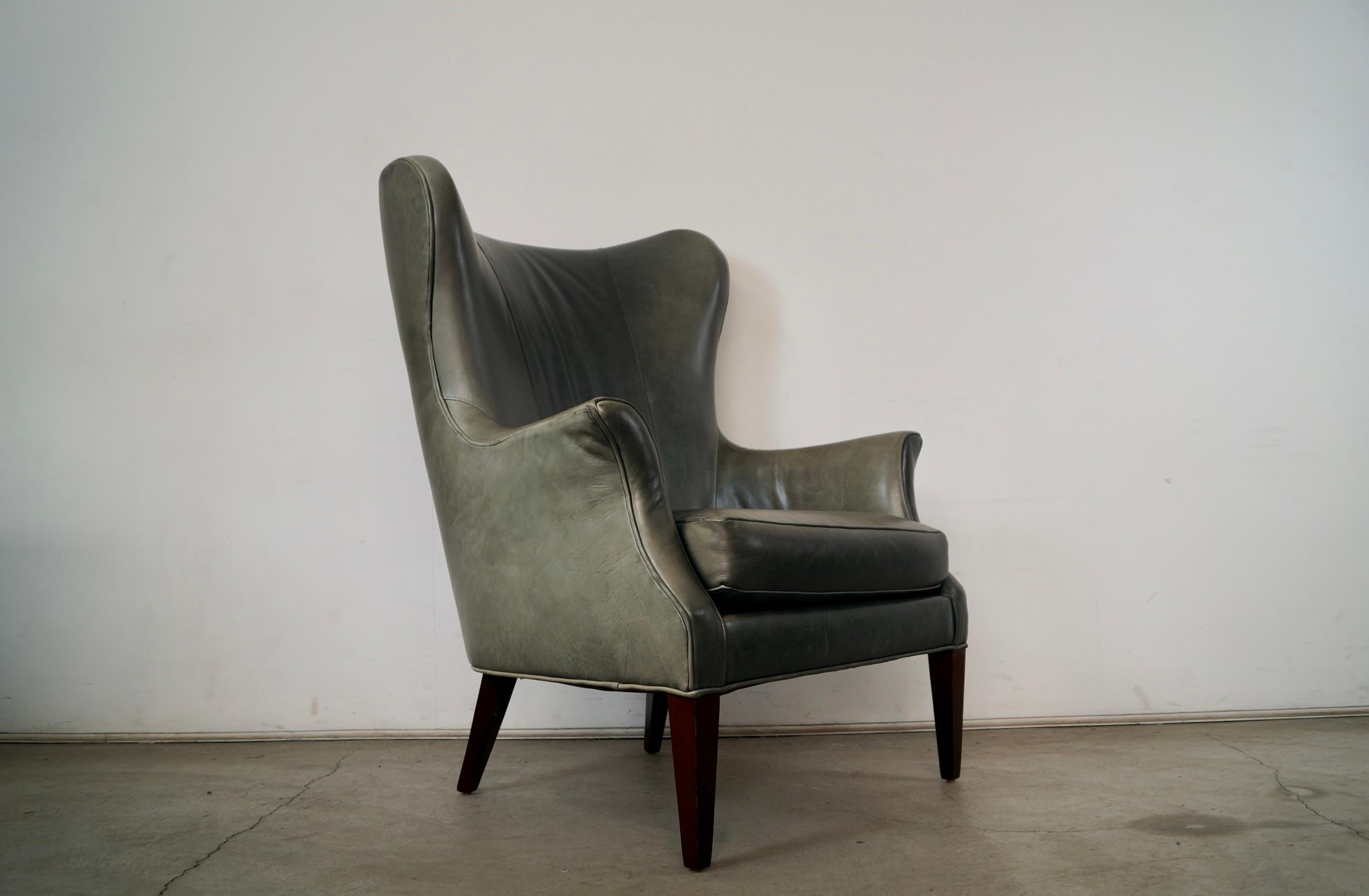 Chaise papillon Wingback en cuir de style moderne du milieu du siècle par Precedent Furniture en vente 3