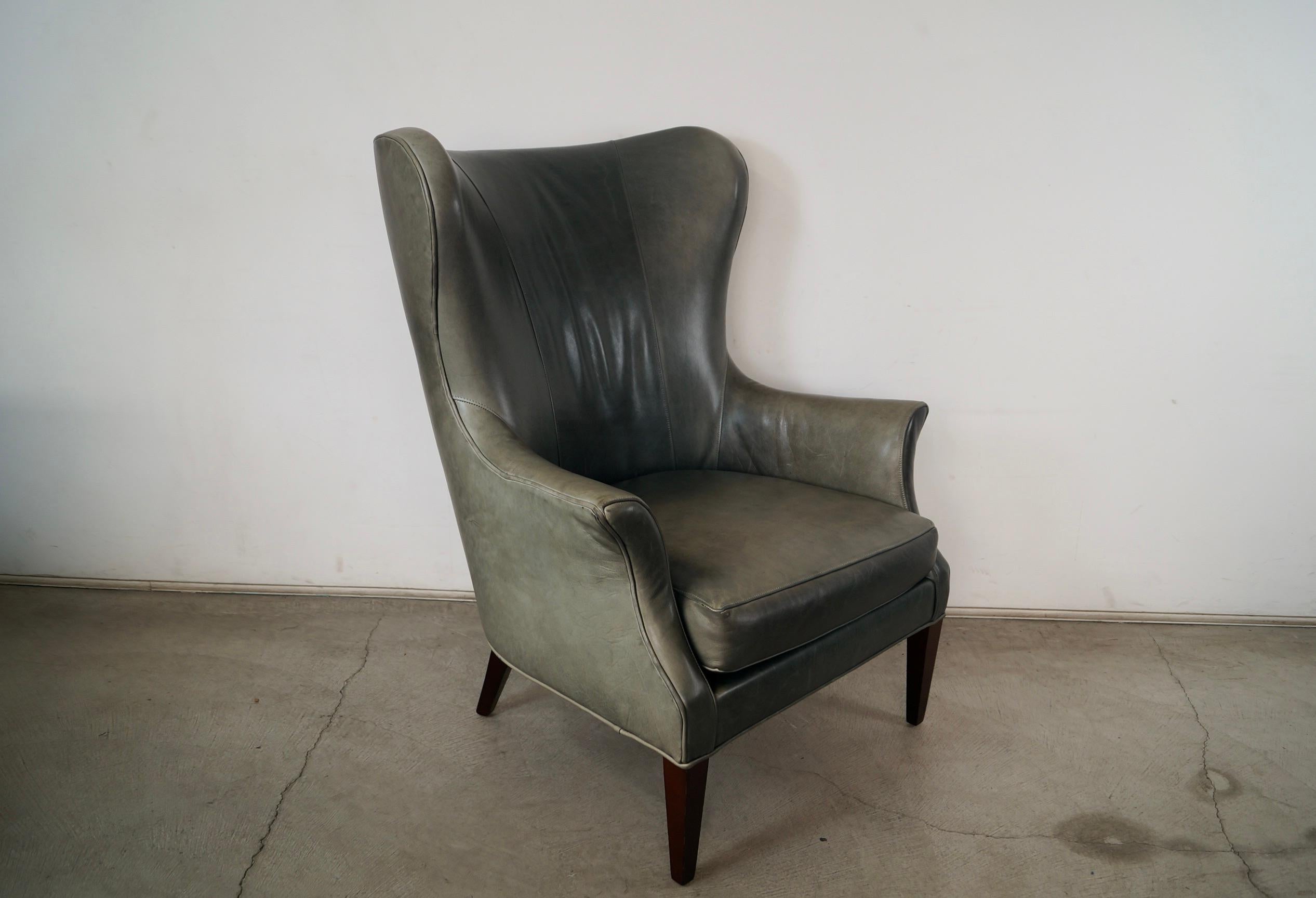 Chaise papillon Wingback en cuir de style moderne du milieu du siècle par Precedent Furniture en vente 4