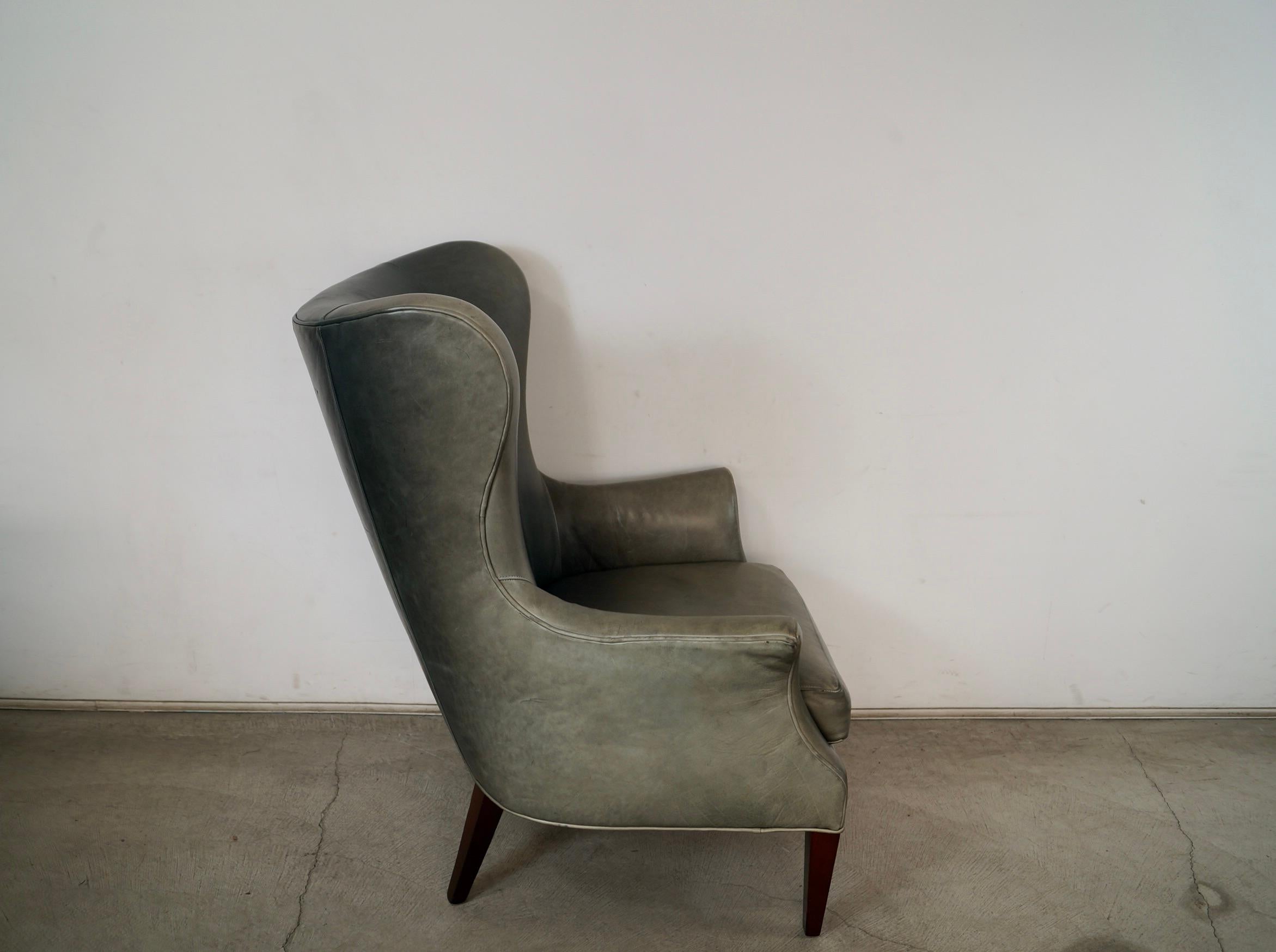 Chaise papillon Wingback en cuir de style moderne du milieu du siècle par Precedent Furniture en vente 5