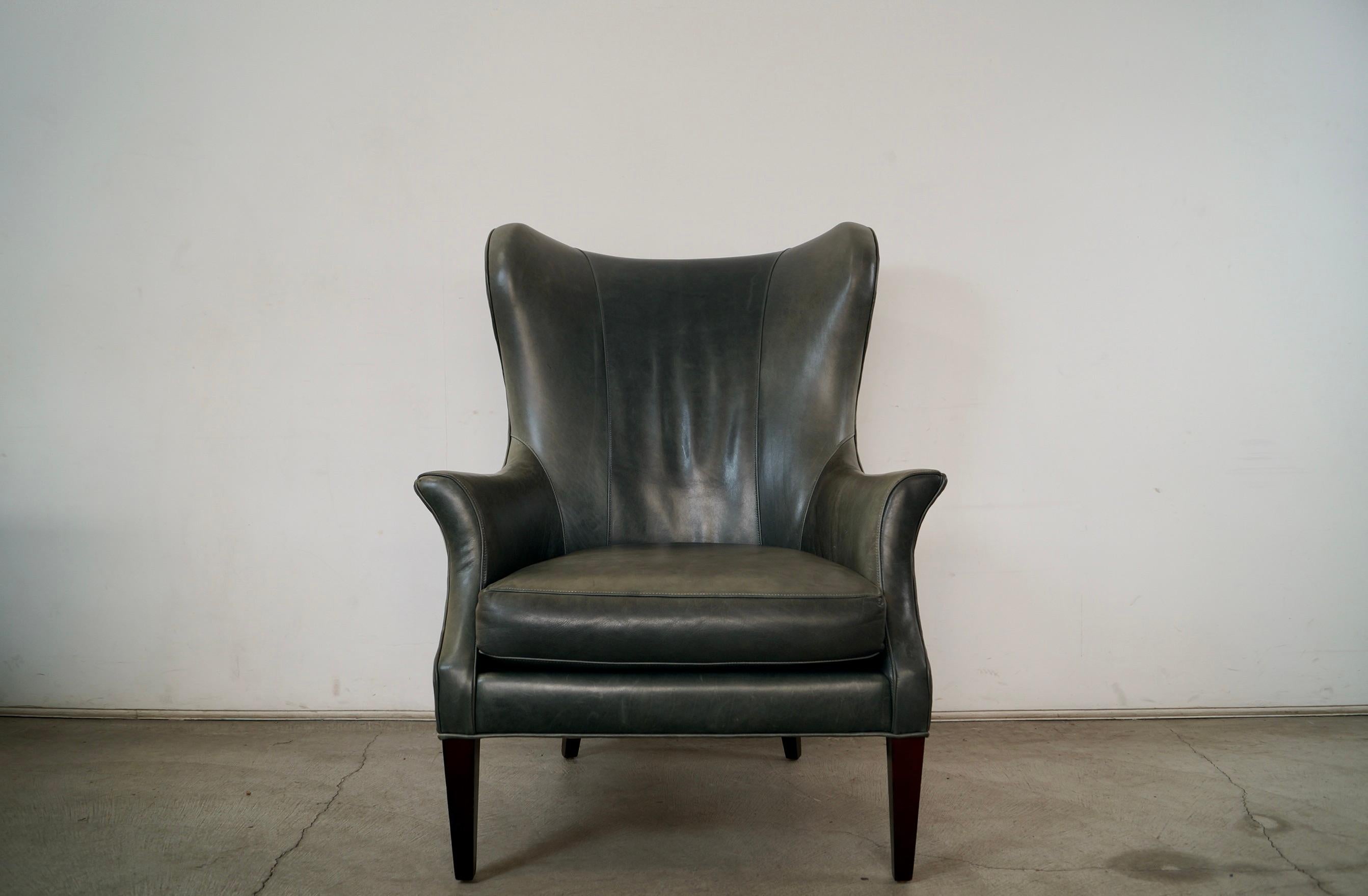 Fauteuil à dossier en forme d'aile de style Midcentury Modern à vendre. Il s'agit d'une chaise de très haute qualité fabriquée par Precedent Furniture, ici aux États-Unis. Il est très solidement construit, avec des pieds effilés en finition noyer,
