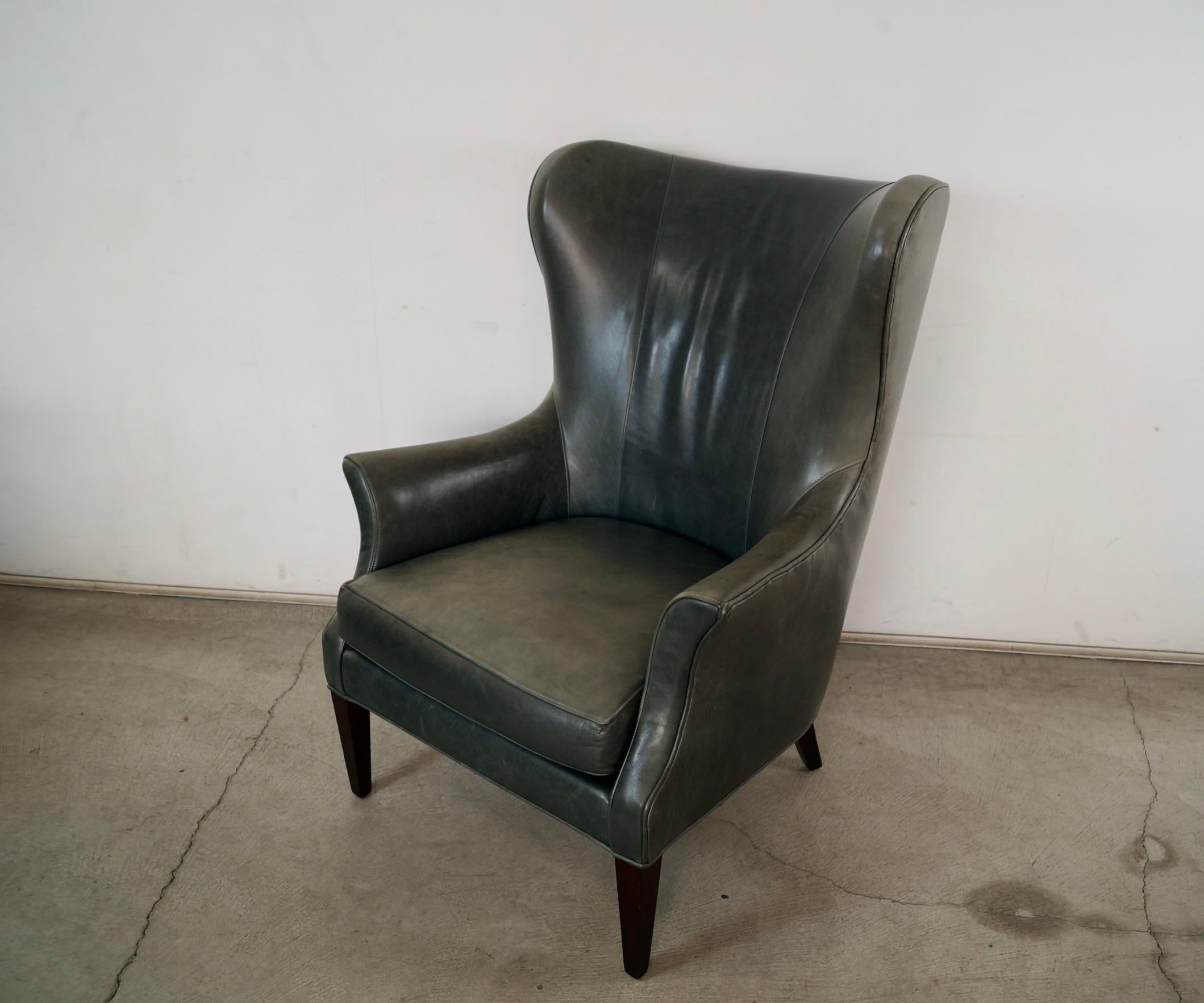 Mid-Century Modern Chaise papillon Wingback en cuir de style moderne du milieu du siècle par Precedent Furniture en vente