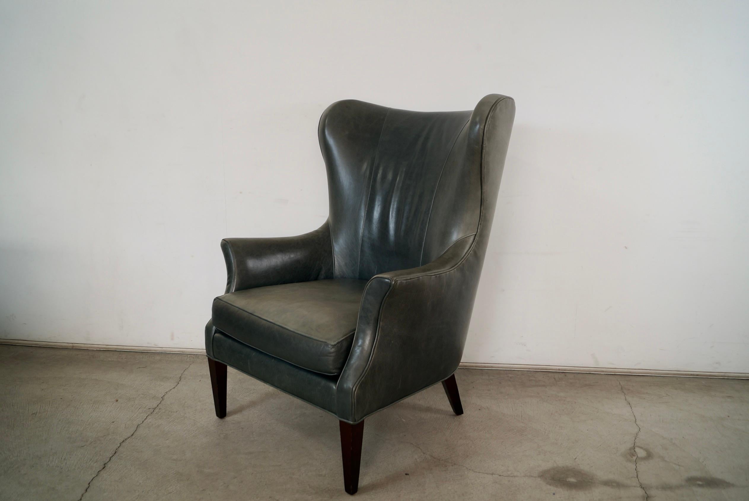 Américain Chaise papillon Wingback en cuir de style moderne du milieu du siècle par Precedent Furniture en vente
