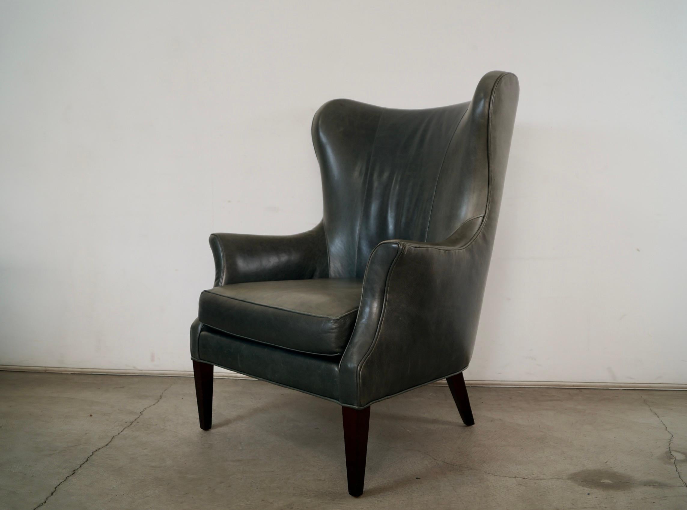 Chaise papillon Wingback en cuir de style moderne du milieu du siècle par Precedent Furniture Bon état - En vente à Burbank, CA