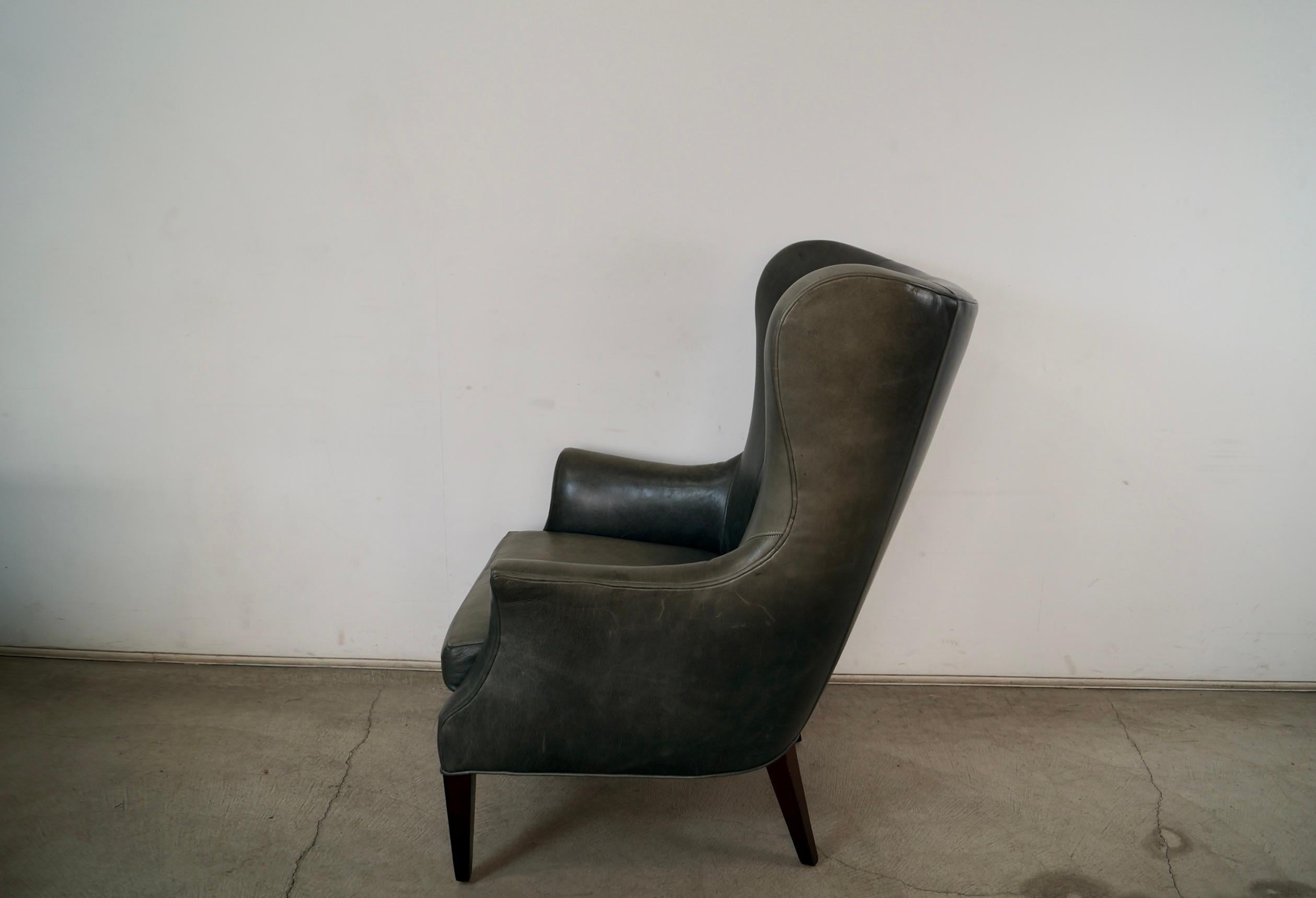 XXIe siècle et contemporain Chaise papillon Wingback en cuir de style moderne du milieu du siècle par Precedent Furniture en vente