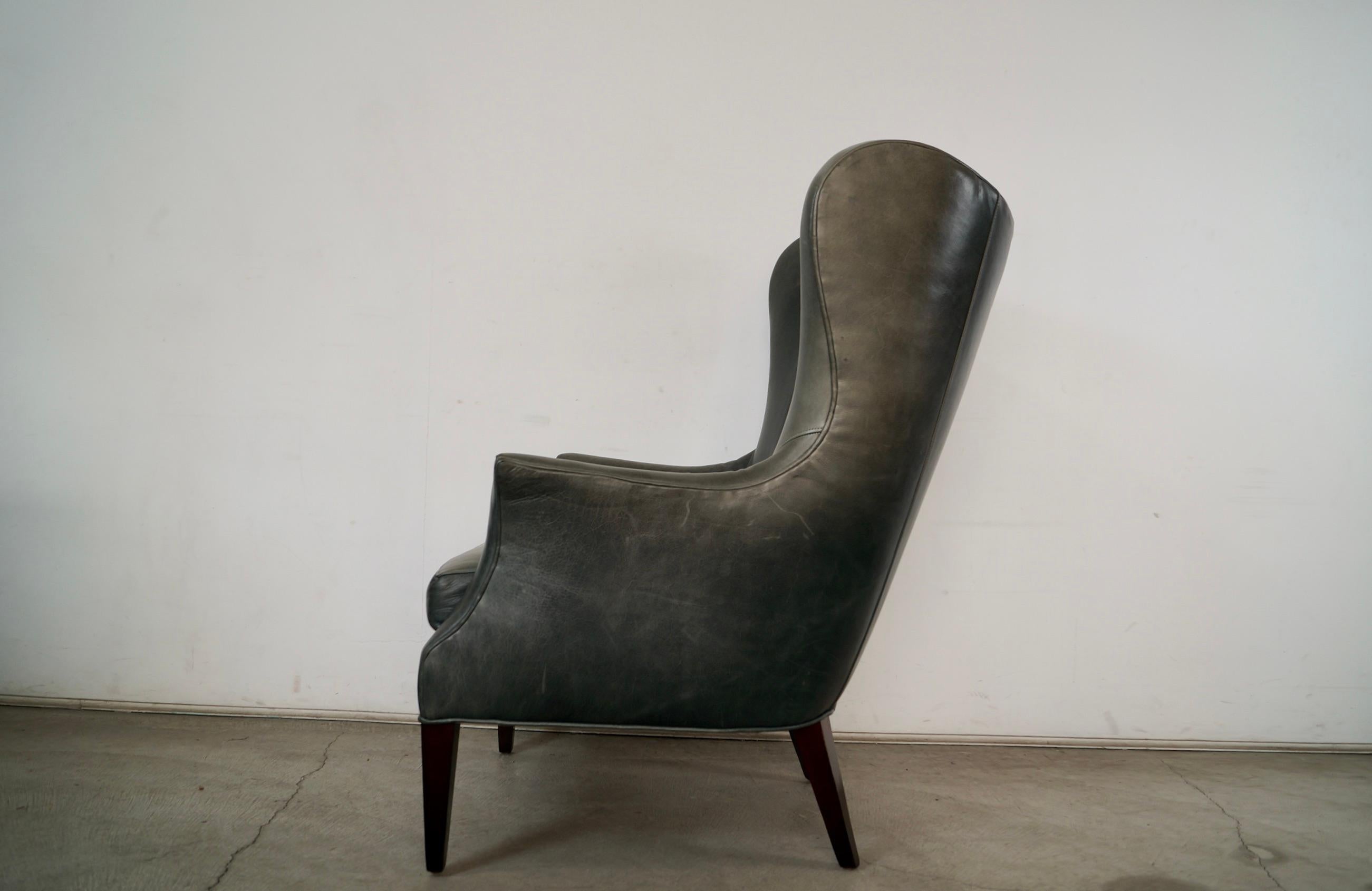 Cuir Chaise papillon Wingback en cuir de style moderne du milieu du siècle par Precedent Furniture en vente