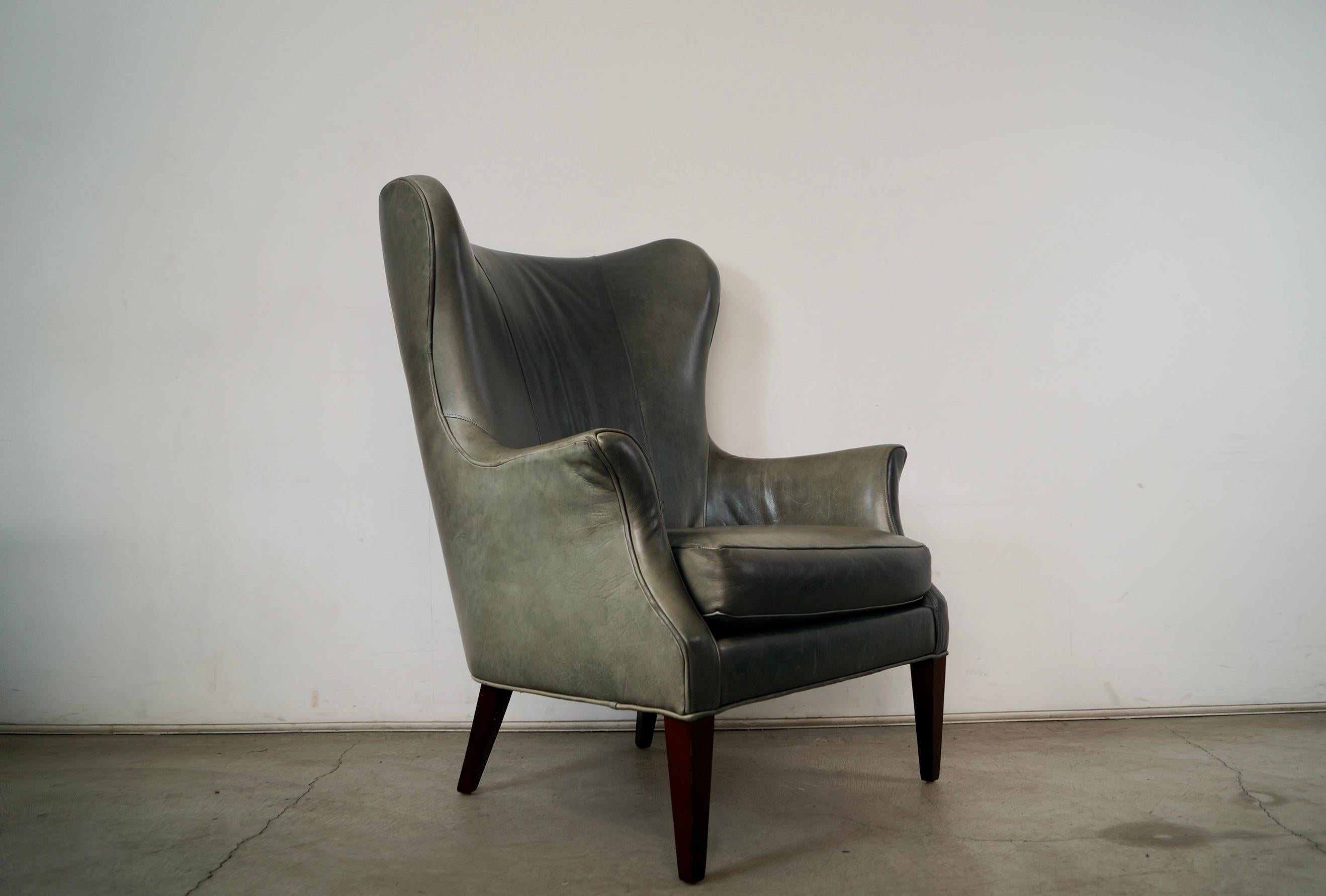 Chaise papillon Wingback en cuir de style moderne du milieu du siècle par Precedent Furniture en vente 2