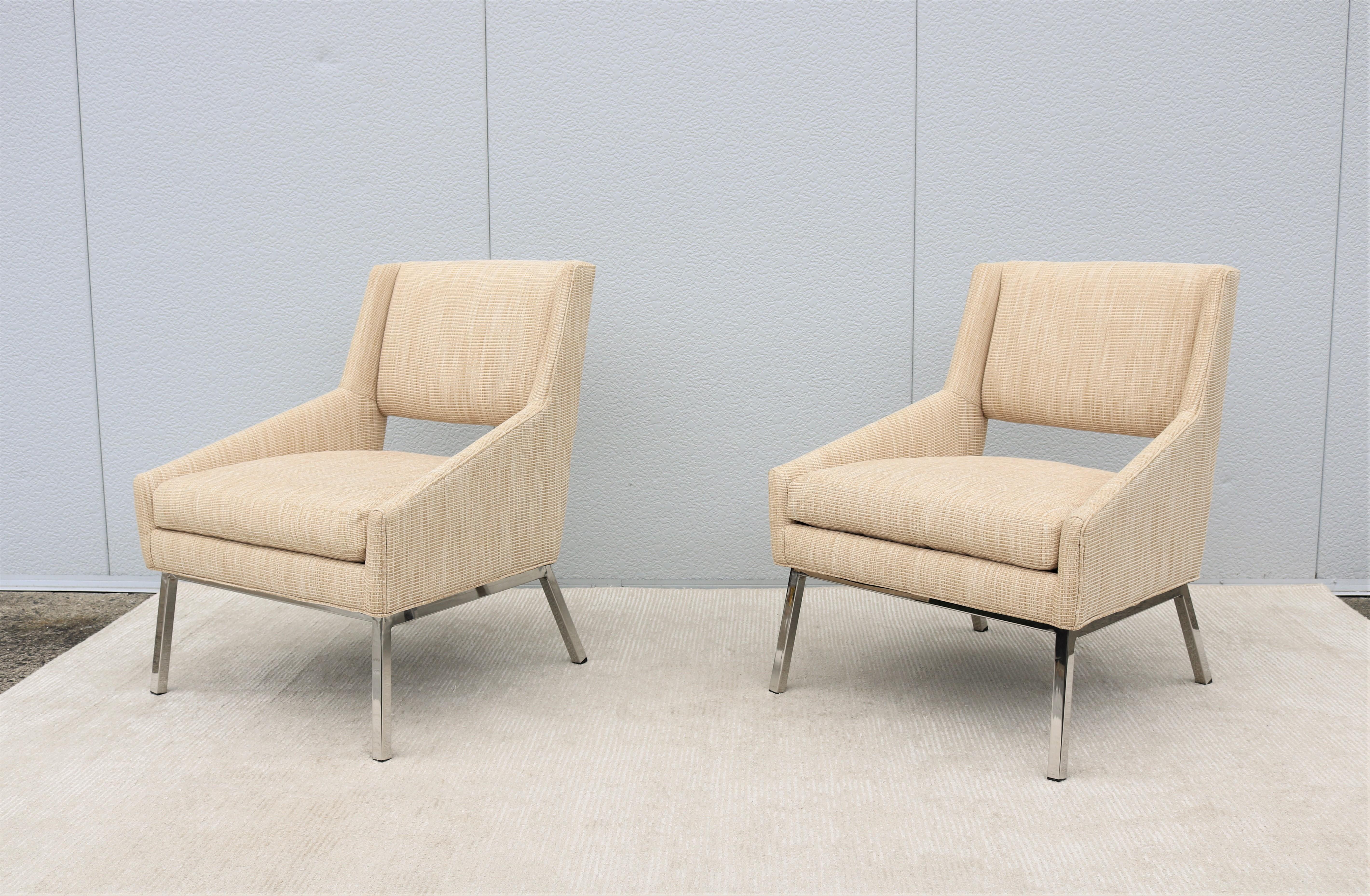 Lexington Amani-Stühle mit beigefarbenem Stoff-Akzent im modernen Stil der Mitte des Jahrhunderts, Paar (Moderne der Mitte des Jahrhunderts) im Angebot