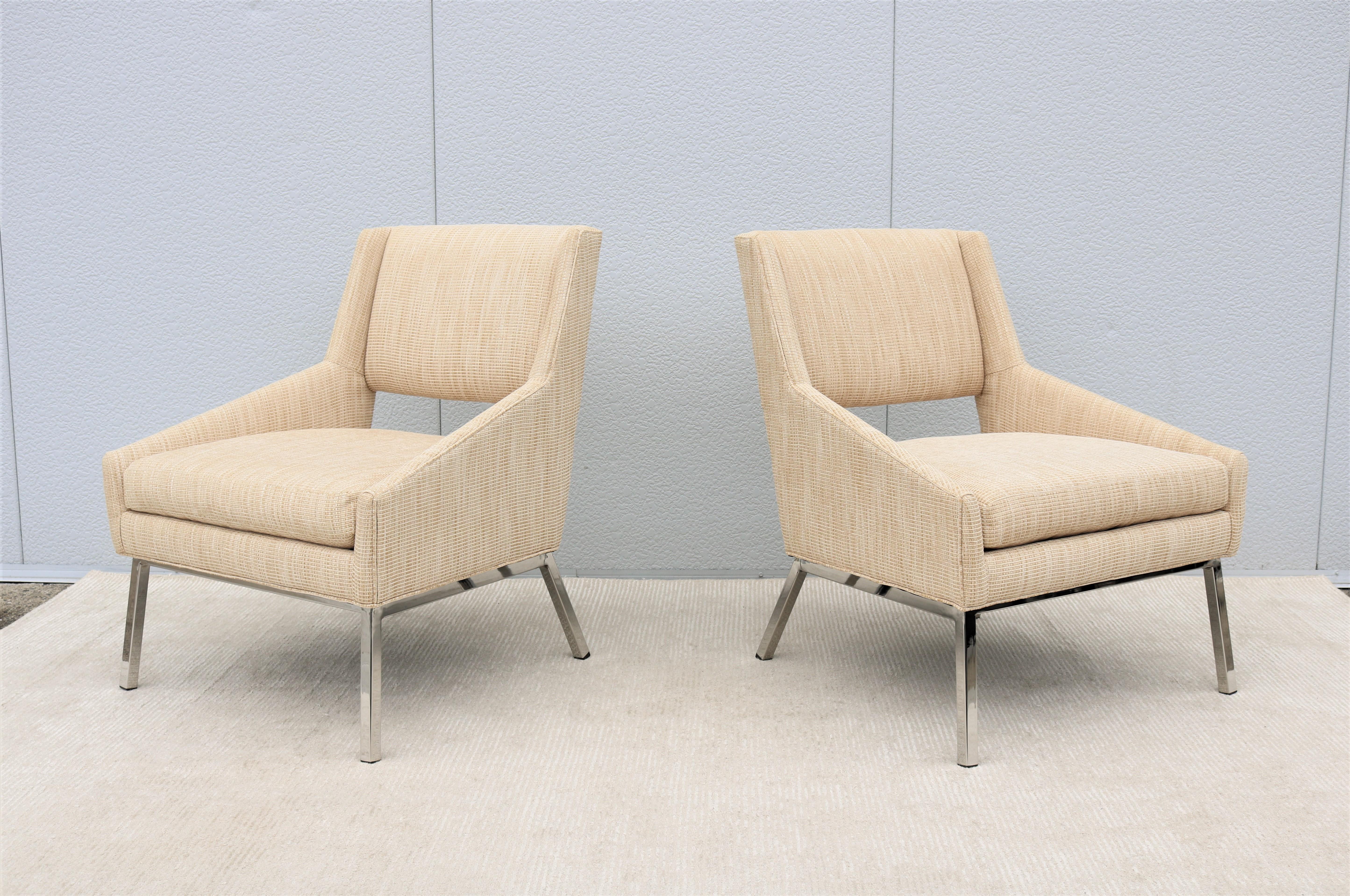 Mid-Century Modern Style Lexington Amani Beige Fabric Accent Chairs, a Pair In Good Condition For Sale In Secaucus, NJ