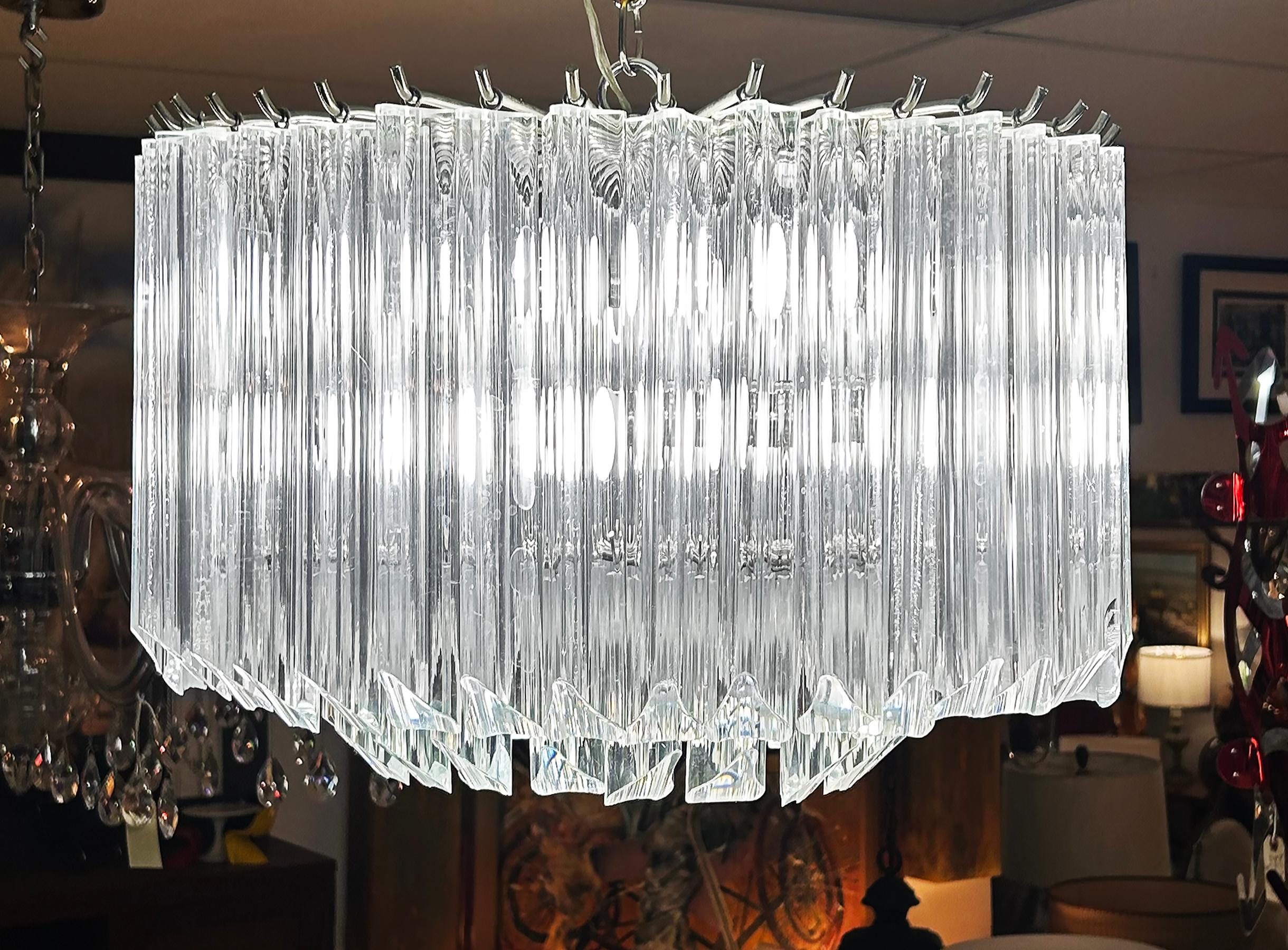 Lampadario cromato in lucite in stile metà secolo moderno con baldacchino

In vendita c'è un lampadario in lucite e cromo in stile metà secolo moderno con gocce a lancia in lucite e struttura cromata, oltre al baldacchino.  L'altezza complessiva
