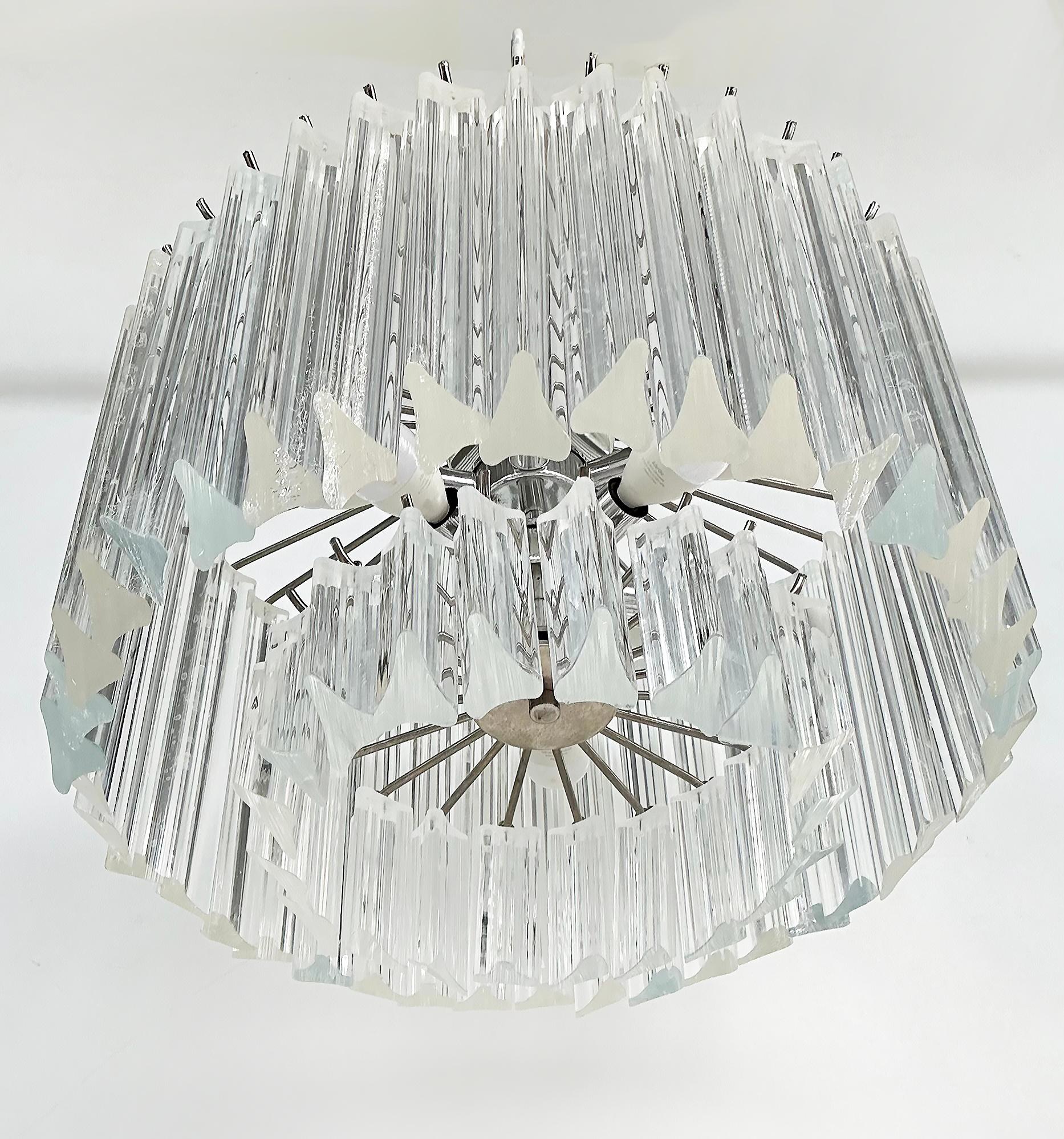 Mid-Century moderno Lampadario cromato in lucite in stile metà secolo moderno con baldacchino in vendita