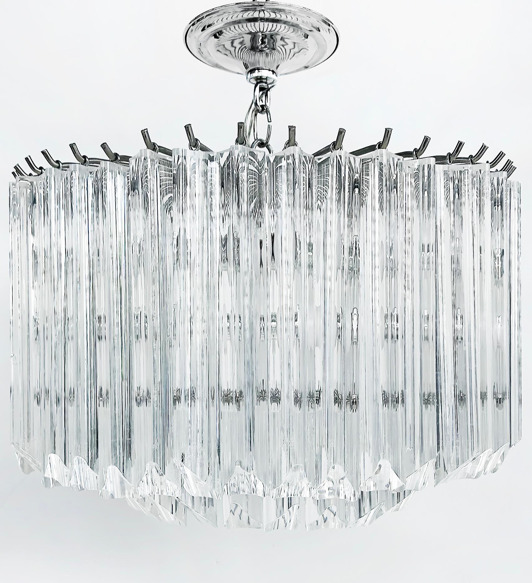 Americano Lampadario cromato in lucite in stile metà secolo moderno con baldacchino in vendita