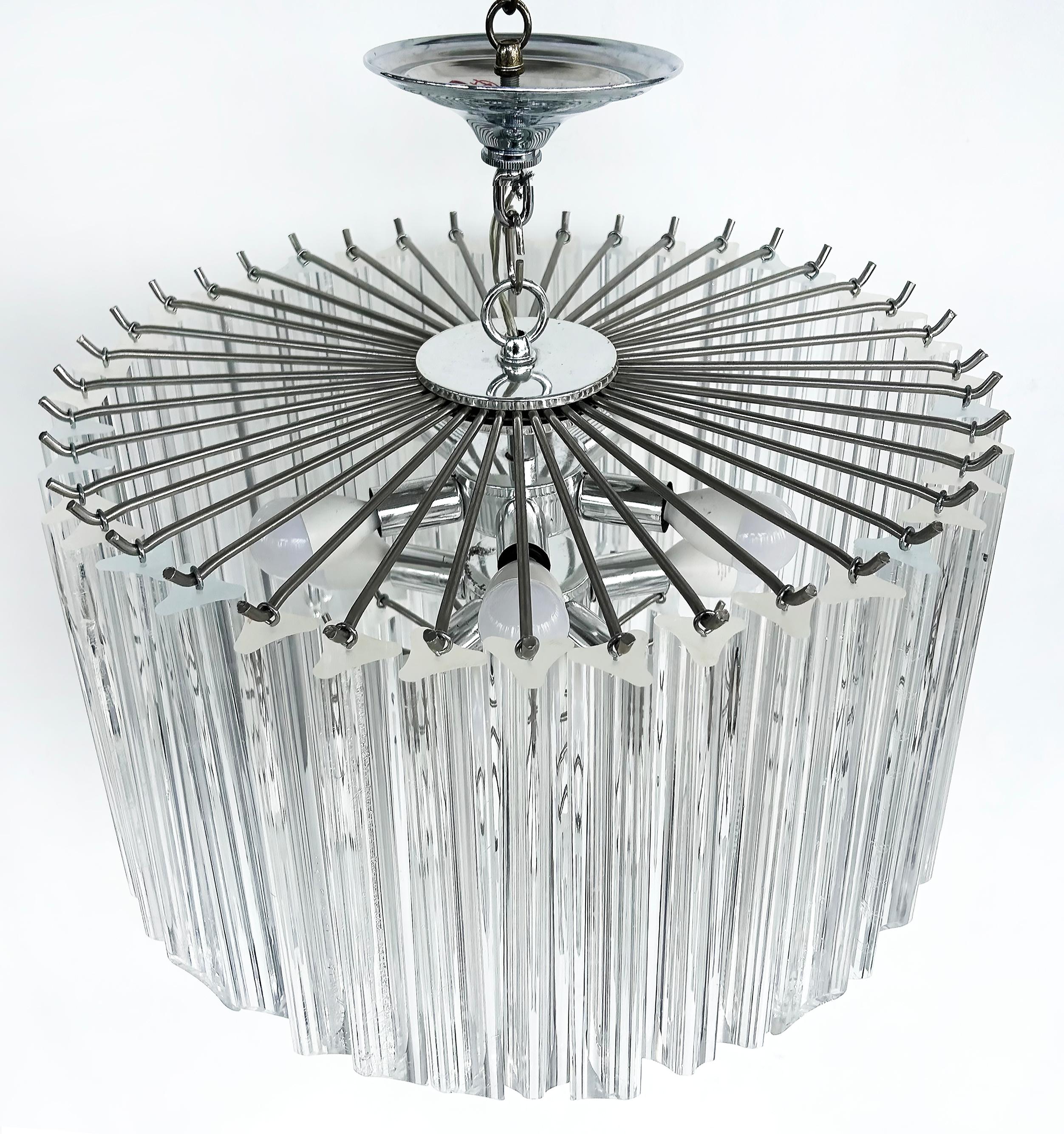 Lampadario cromato in lucite in stile metà secolo moderno con baldacchino In condizioni buone in vendita a Miami, FL