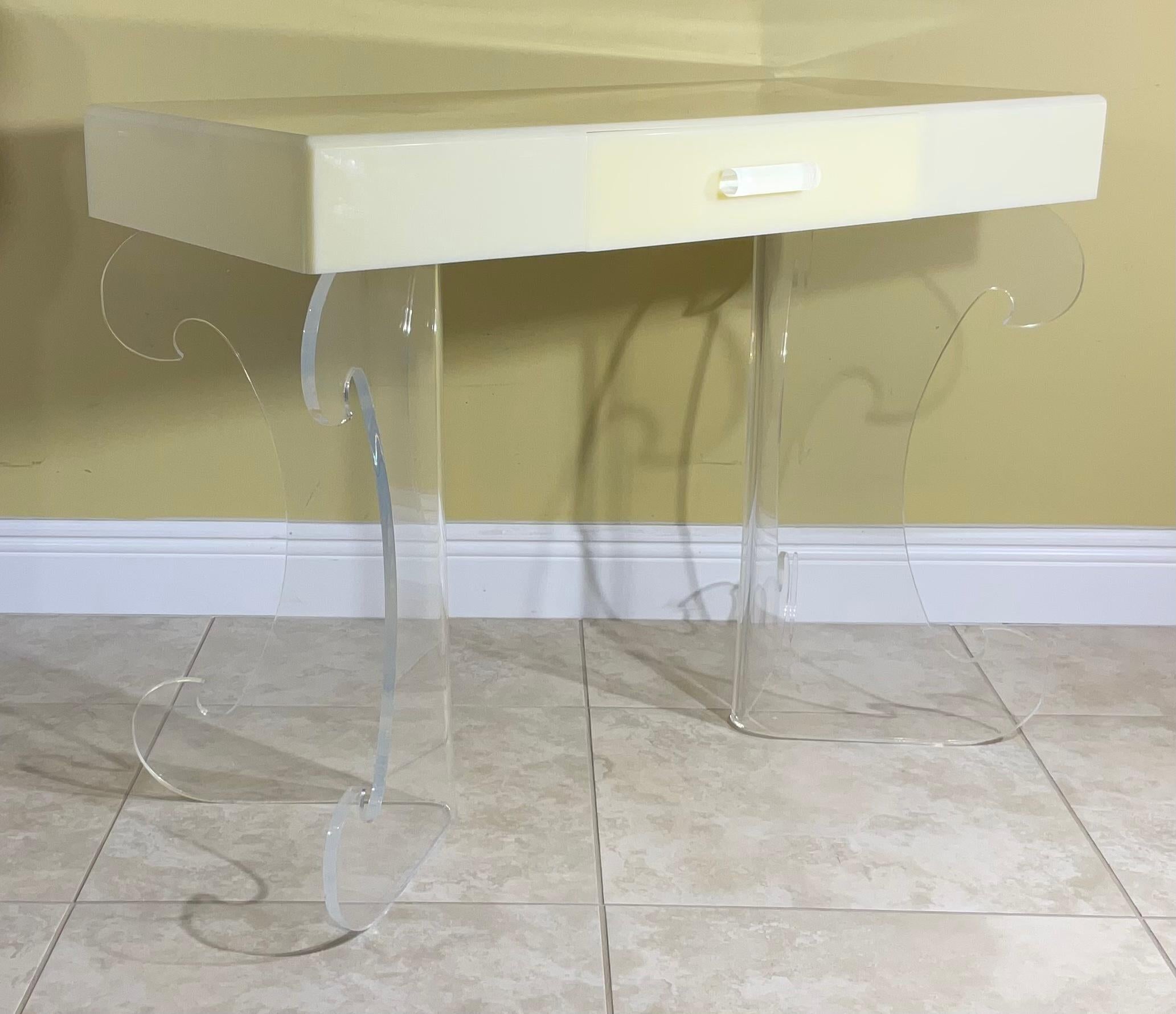 Mid-Century Modern Style Lucite Decorative Desk In Good Condition For Sale In Delray Beach, FL