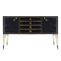 Buffet italien en bois, verre foncé et laiton de style The Moderns