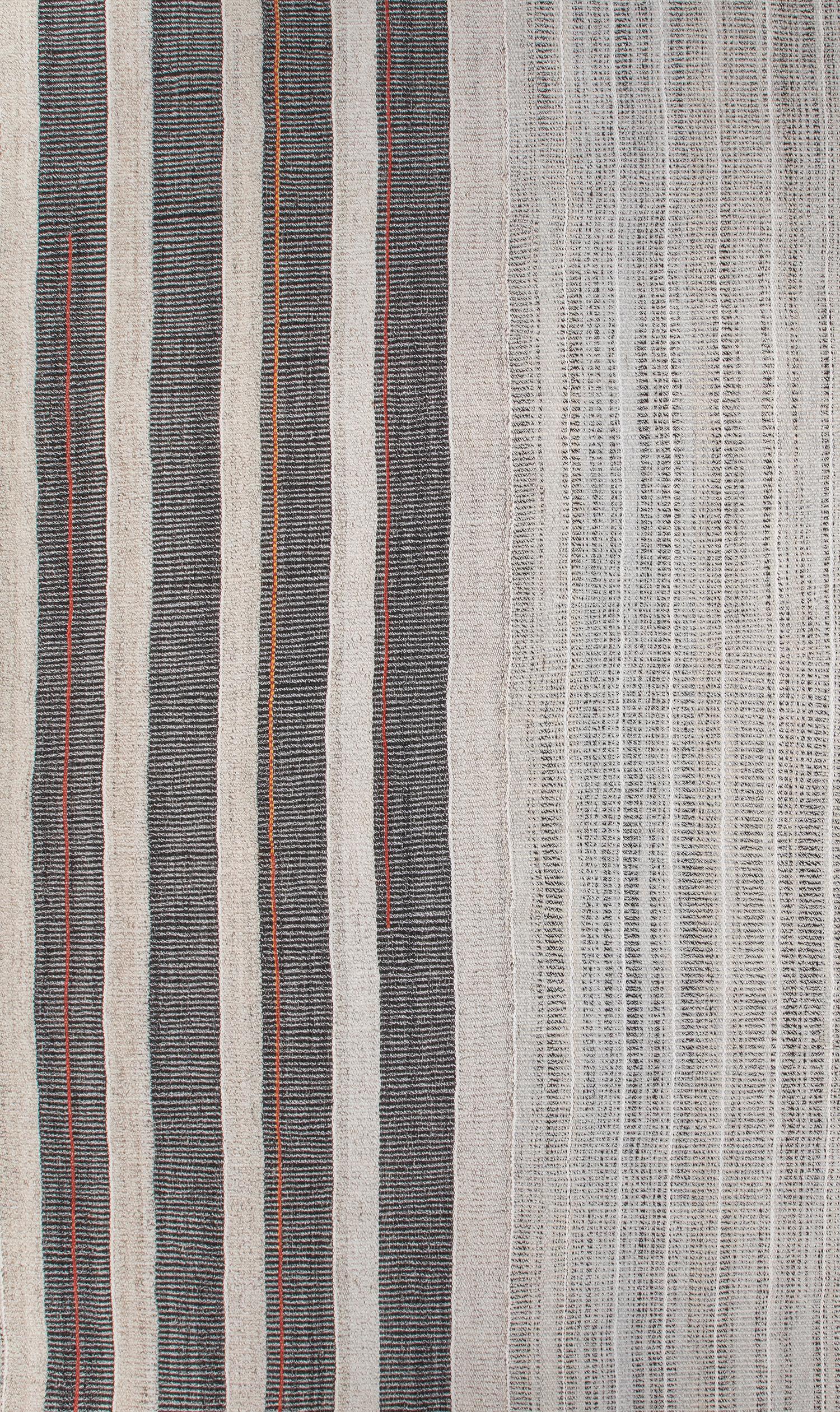 Dieser Flachgewebe-Teppich von Pelas ist aus handgesponnener Wolle und natürlichen Farbstoffen hergestellt.  Er ist von den antiken Kelims inspiriert, die in der kurdischen Region im Iran beheimatet sind.  NASIRI setzt die reiche Tradition der