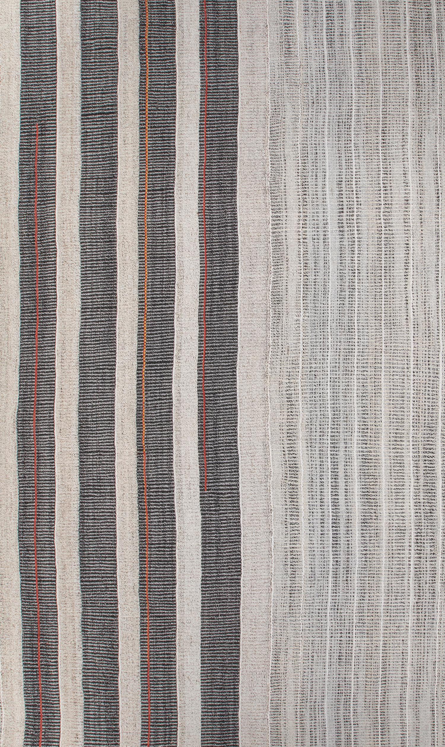 Ce tapis Pelas à tissage plat est fabriqué avec de la laine filée à la main et des teintures naturelles.  Il s'inspire des kilims anciens originaires de la région kurde d'Iran.  NASIRI perpétue sa riche tradition de fabrication de tapis en