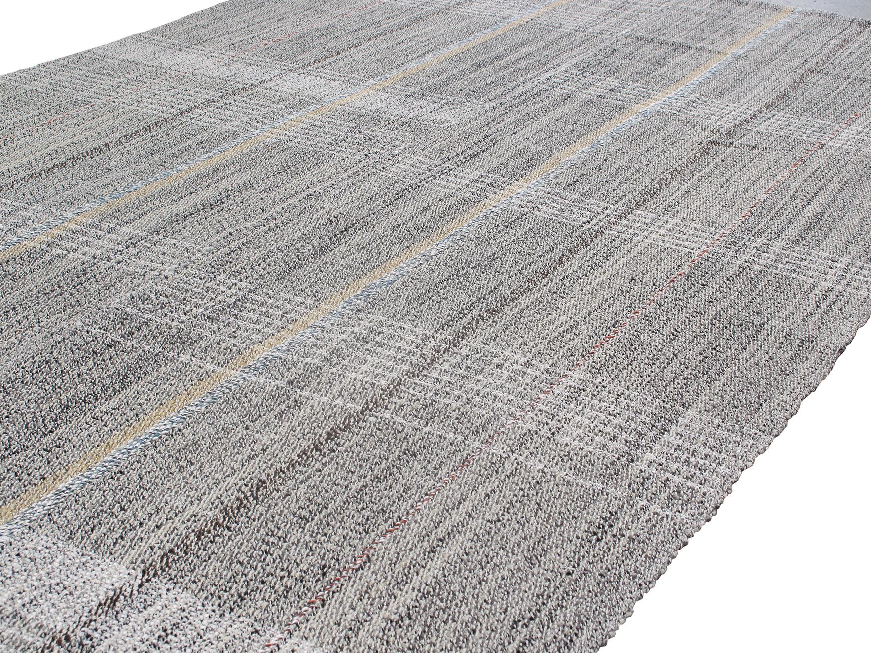 Questo tappeto Pelas a trama piatta è realizzato in lana filata a mano con un tocco di cotone e tinture naturali. Si ispira agli antichi kilim originari della regione curda dell'Iran. NASIRI continua la sua ricca tradizione nella produzione di