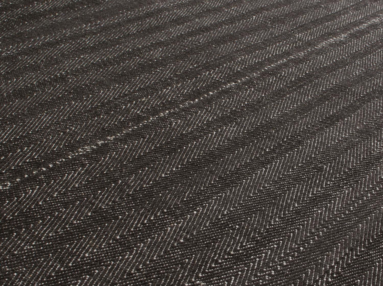 Dieser flachgewebte Teppich ist aus handgesponnener Wolle mit einem Hauch von Baumwolle hergestellt. Er ist von den antiken Kelims inspiriert, die in der kurdischen Region im Iran beheimatet sind. NASIRI setzt die reiche Tradition der