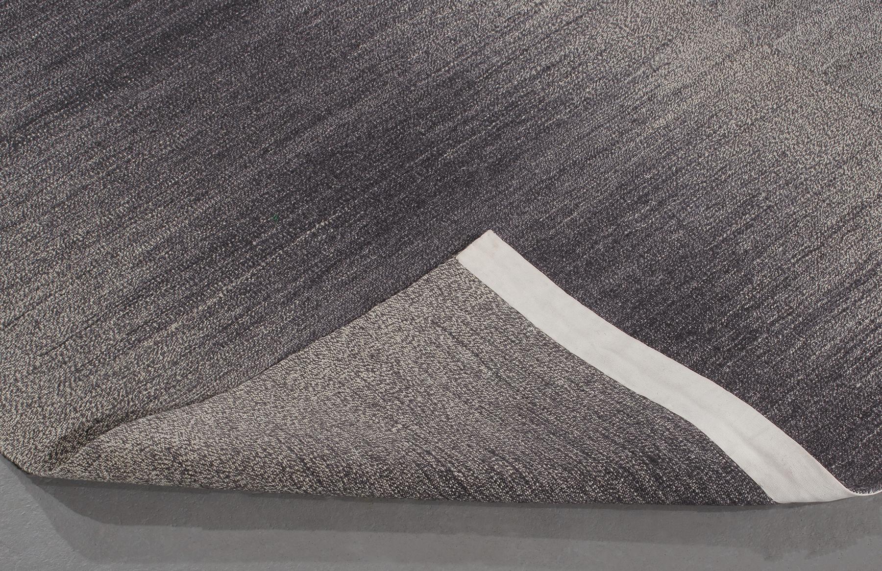 Mid-Century Modern Stil Minimalistischer Flachgewebter Wollteppich im Mazandaran-Stil im Zustand „Neu“ im Angebot in New York, NY