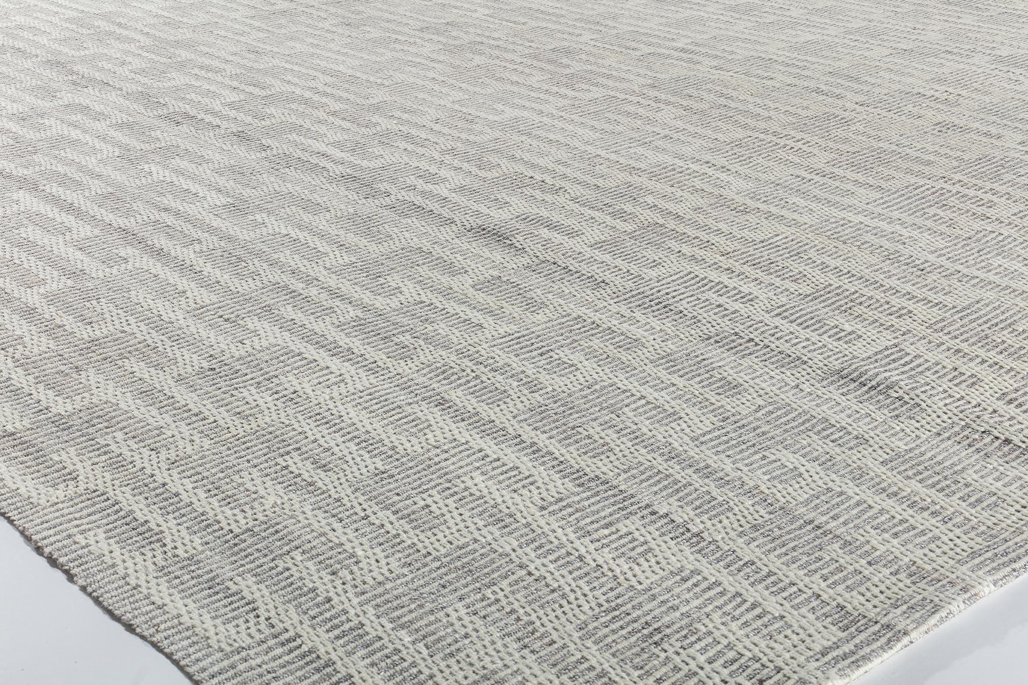 Notre tapis Mykonos à tissage plat est fabriqué avec de la laine filée à la main, du coton et des teintures naturelles. Il s'inspire des kilims anciens originaires de la région kurde d'Iran. NASIRI perpétue sa riche tradition de fabrication de tapis