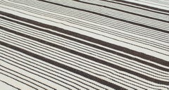 Minimalistischer Pelas Flachgewebe-Teppich im Mid-Century Modern-Stil