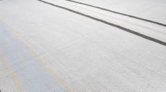 Minimalistischer Pelas Flachgewebe-Teppich im Mid-Century Modern-Stil
