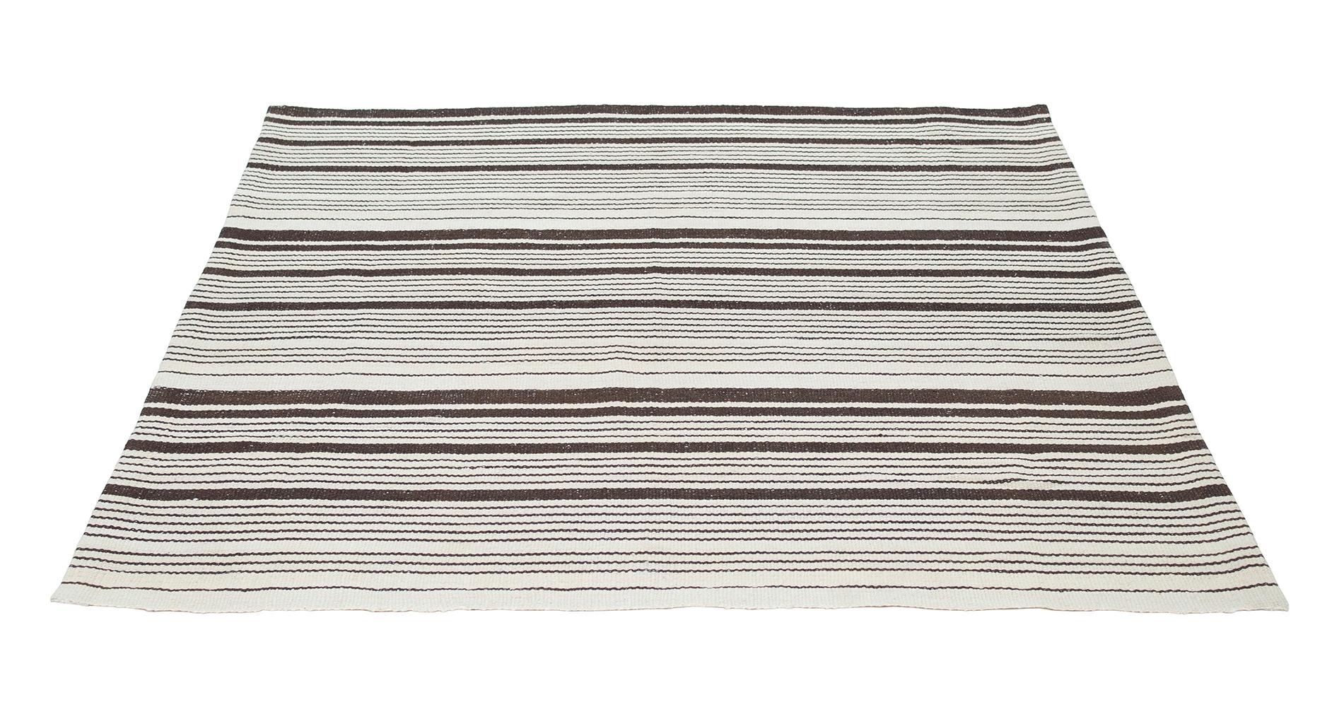 Hand-Woven Mid-Century Modern Style Minimalist Pelas Flat-Weave Rug For Sale