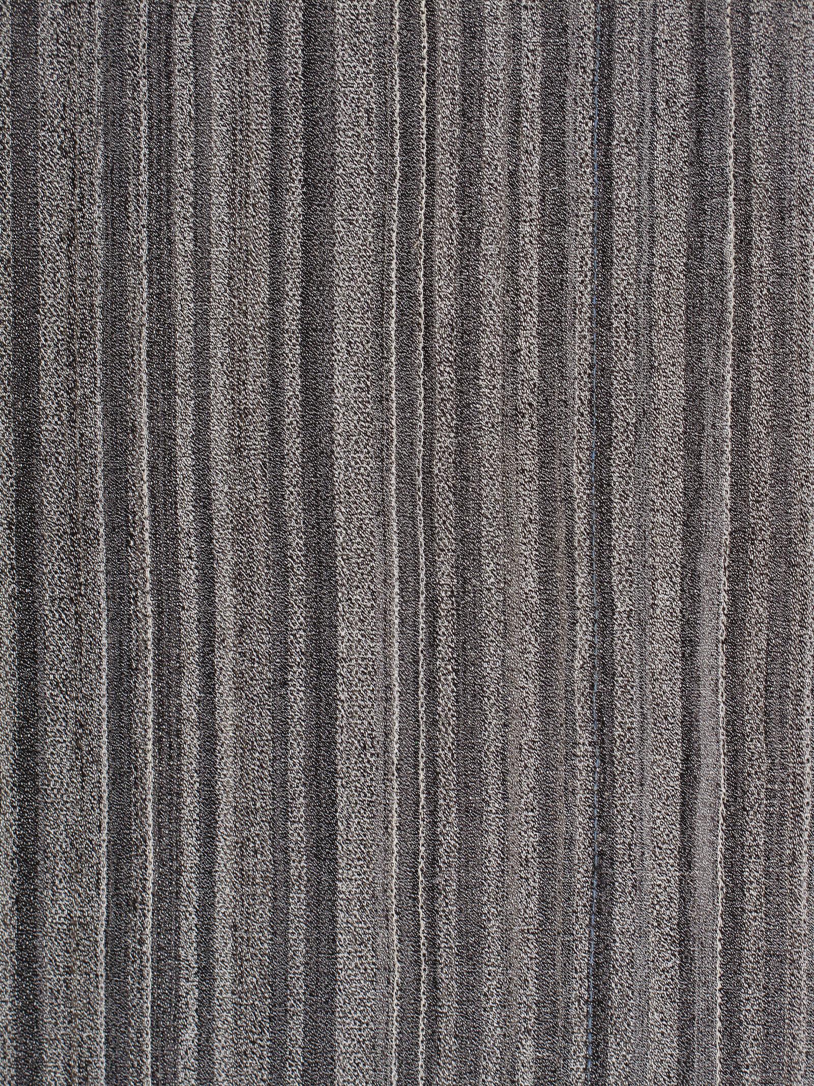 Dieser persische Damavand-Flachgewebeteppich im Stil der Jahrhundertmitte ist aus handgesponnener Wolle/Baumwolle und natürlichen Farbstoffen gefertigt. Er ist inspiriert von den alten Kelims, die aus der Region Damavand im Iran stammen. NASIRI