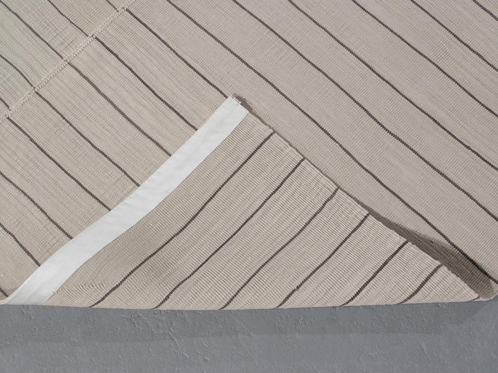 Minimalistischer persischer Mazandaran Flachgewebe-Teppich im modernen Stil der Jahrhundertmitte im Zustand „Neu“ im Angebot in New York, NY