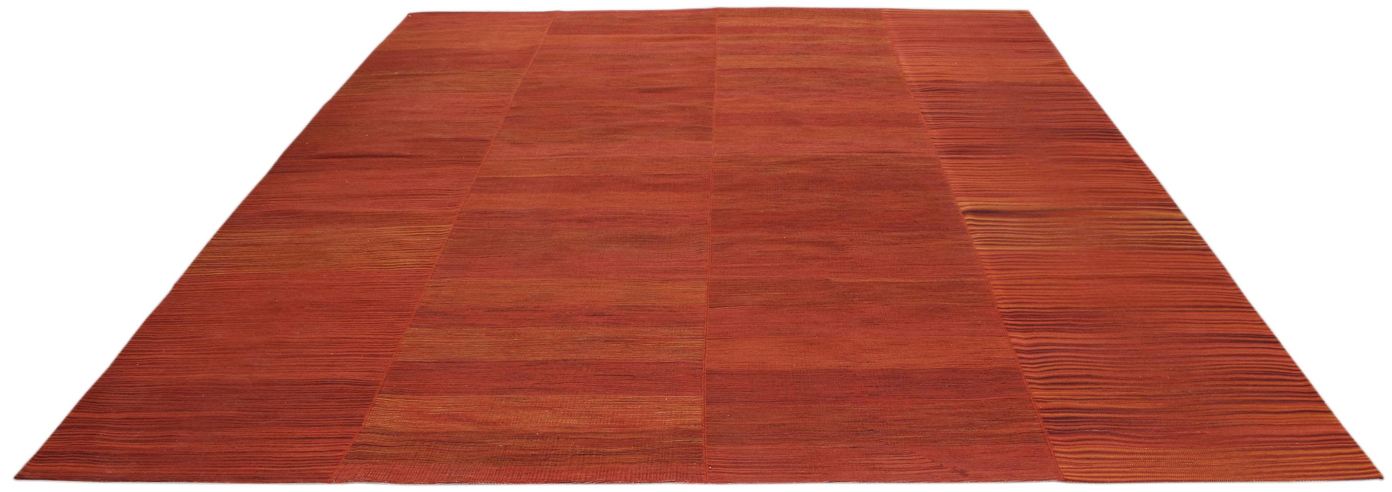 La nostra collezione Mazandaran mette in evidenza la raffinatezza minimalista che esisteva molto prima dell'era moderna. Questi tappeti si ispirano ai kilim tessuti dalle donne persiane nella provincia di Mazandaran, nell'Iran centro-settentrionale,