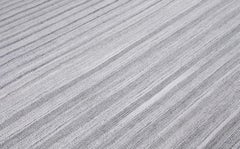 Minimalistischer Flachgewebteppich im Mid-Century Modern-Stil mit Streifen