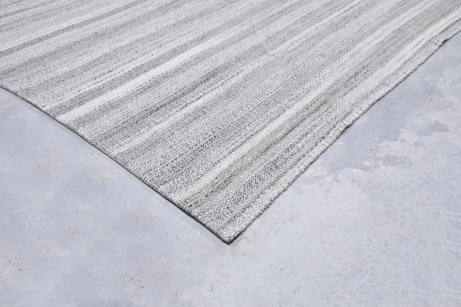 Mid-Century Modern Style Minimalist Stripe Flatweave Rug  In New Condition For Sale In New York, NY