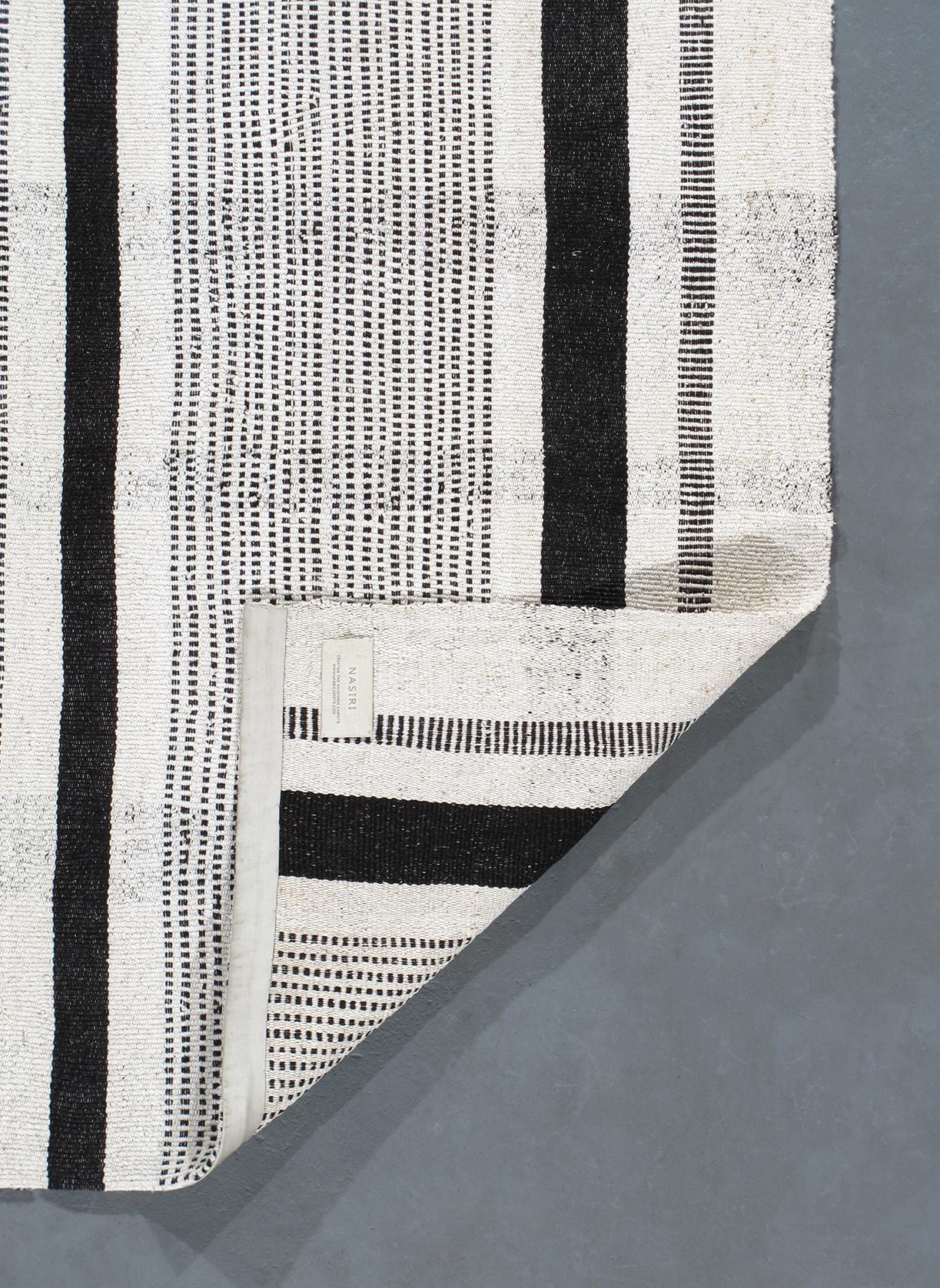 Mid-Century Modern Style Minimalist Striped Flatweave Rug In New Condition For Sale In New York, NY