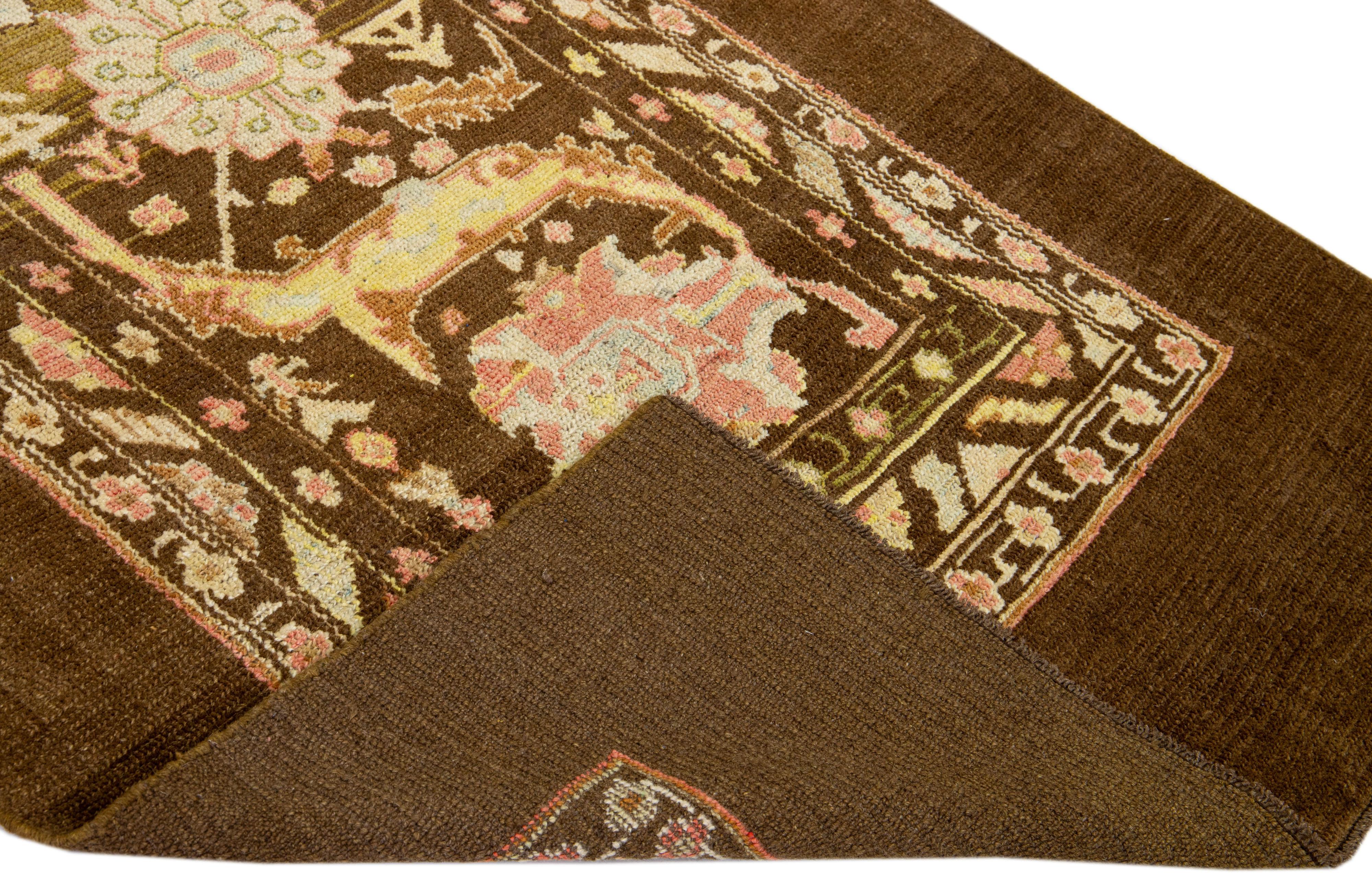 Bellissimo tappeto in stile Mid-Century Modern Ispirato agli artigiani regionali del XIX secolo -- incarna un look classico e di transizione e uno stile moderno. Questo runner in lana fatto a mano fa parte della nostra collezione Northwest e