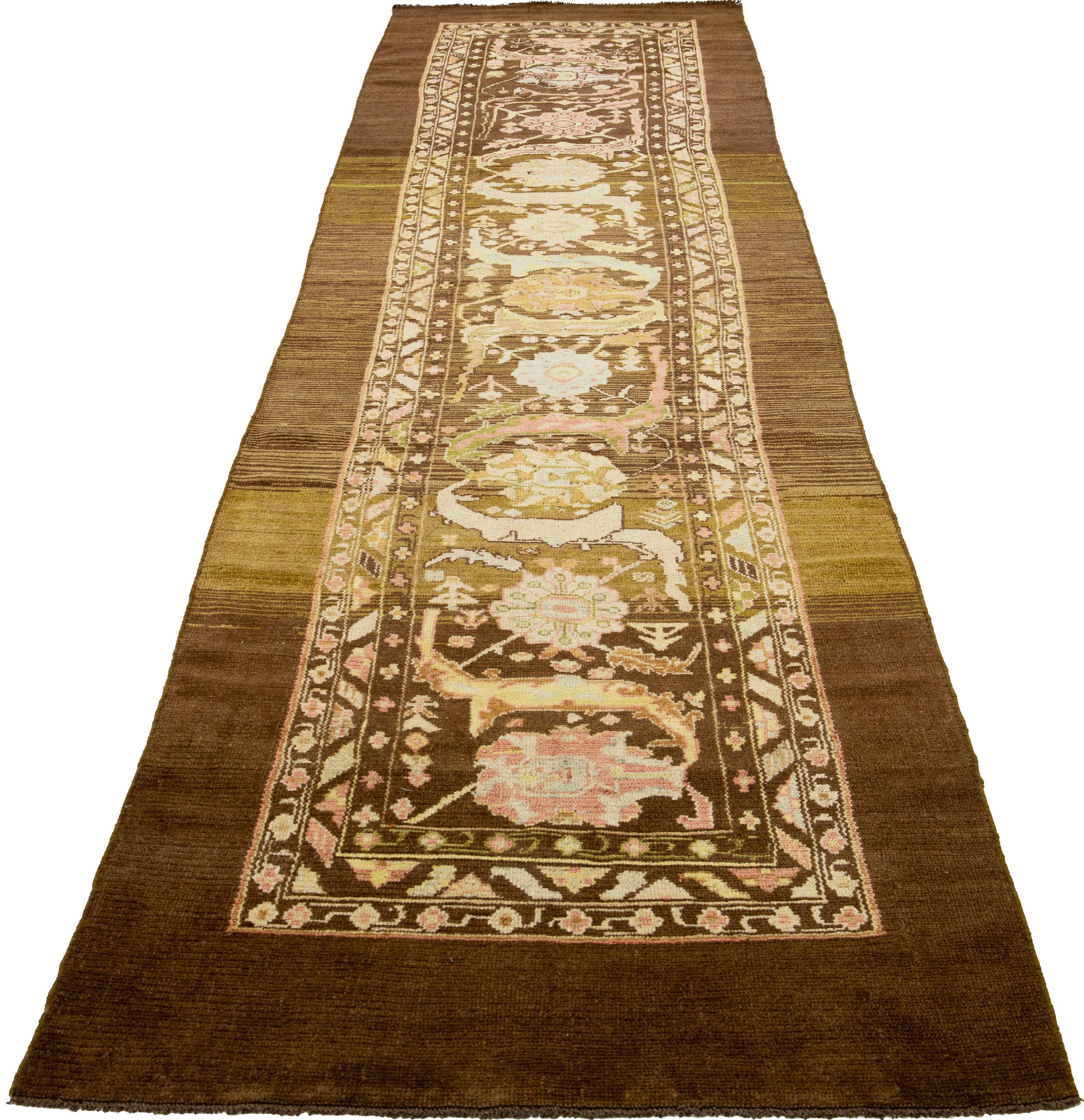 Mid-Century moderno Runner in lana con motivo floreale fatto a mano di Apadana in stile metà secolo moderno multicolore in vendita