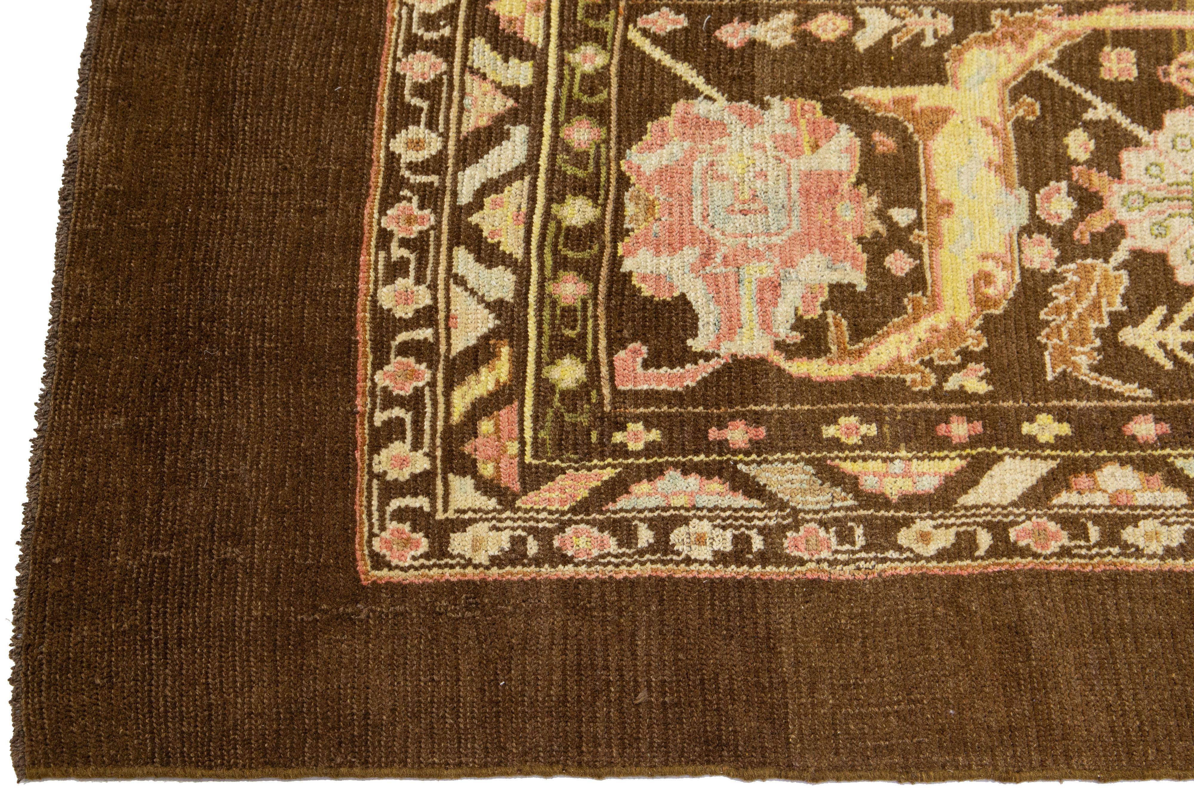Afghano Runner in lana con motivo floreale fatto a mano di Apadana in stile metà secolo moderno multicolore in vendita