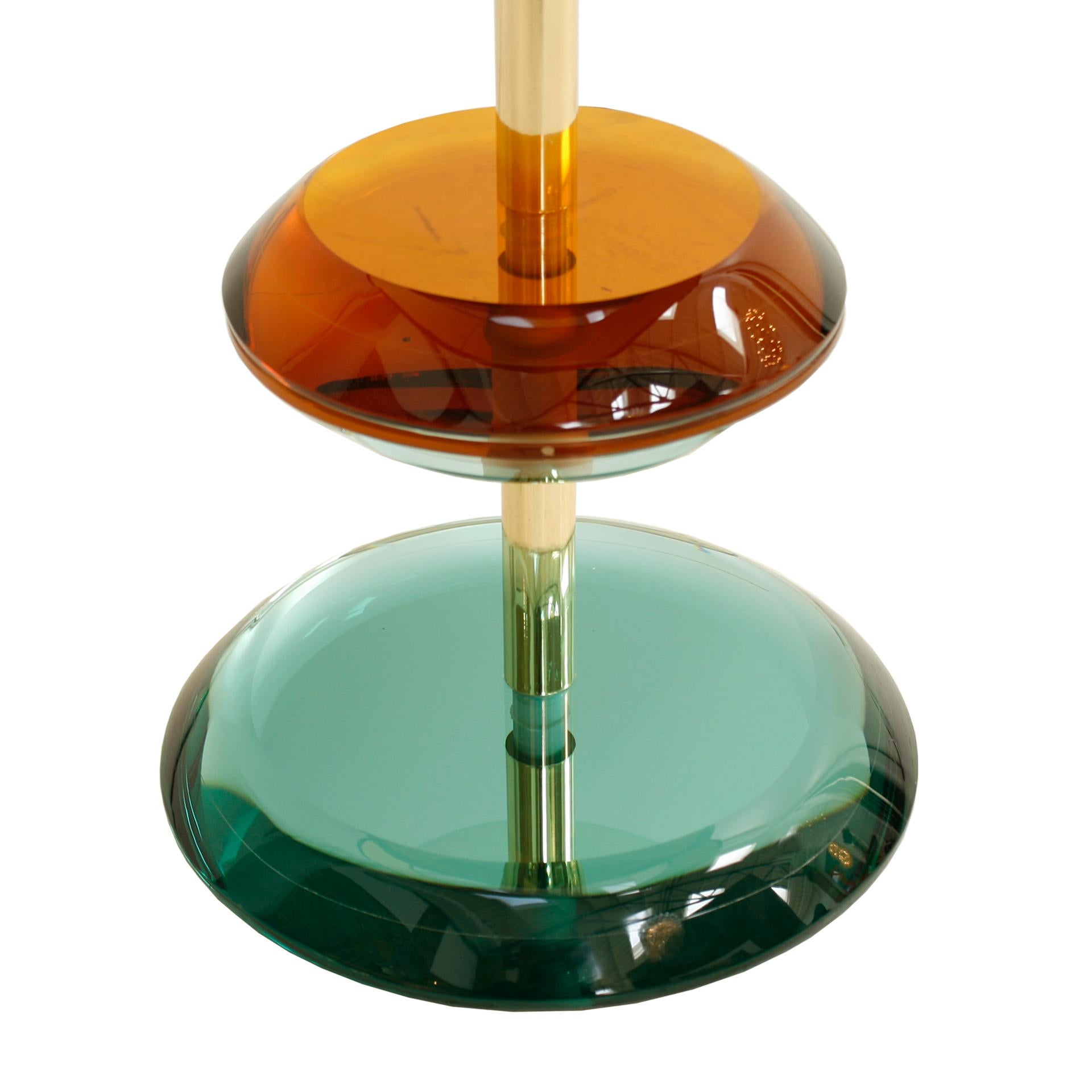 italien Lampe de bureau moderne du milieu du siècle dernier en verre de Murano orange, bleu et vert et laiton en vente