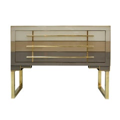 Paire de commodes italiennes en verre de Murano et laiton de style The Modernity