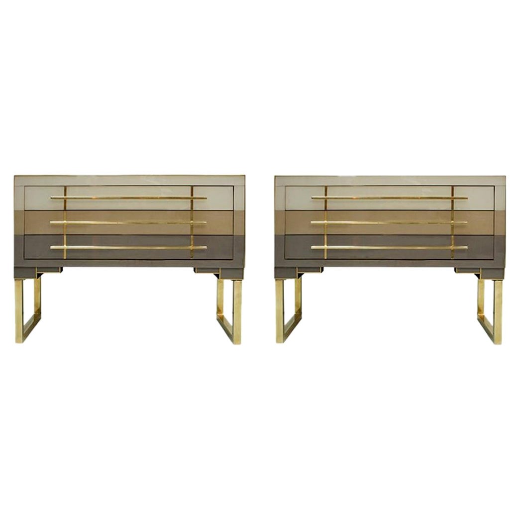 Paire de commodes italiennes en verre de Murano et laiton de style The Modernity
