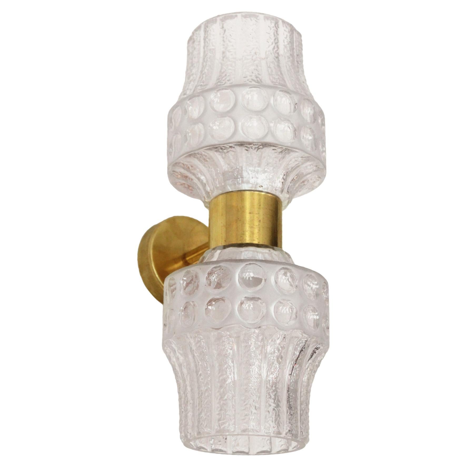 Juego de tres apliques italianos de latón y cristal de Murano de estilo moderno de mediados de siglo