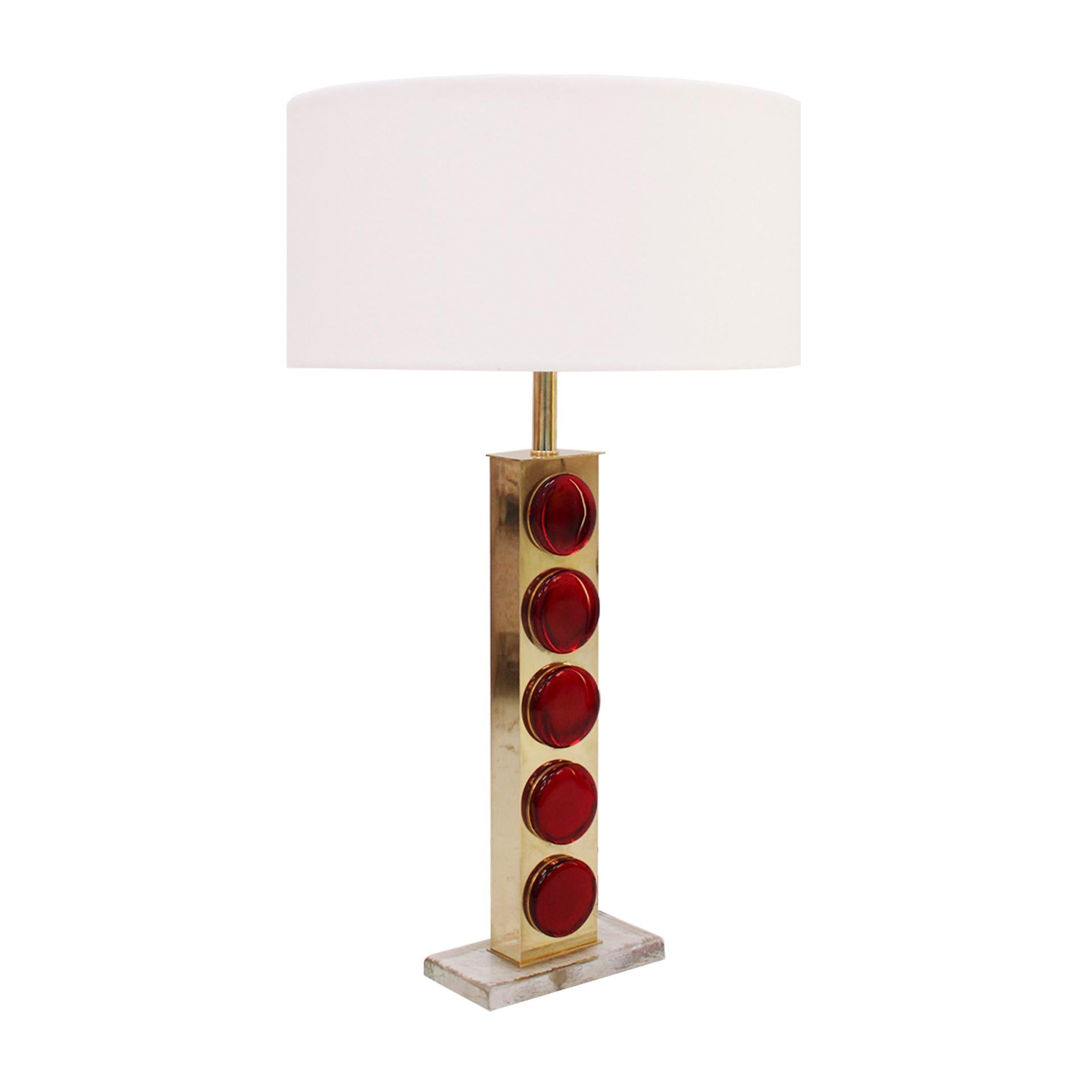 Midcentury style pair of Italian table lamps with brass structure and red murano glass pieces. Circular screens in white bouclé.

This mid-century modern style table lamp showcases a beautiful blend of elegance and retro charm. Its brass structure