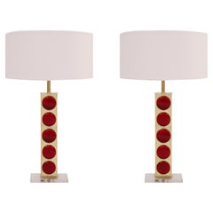 Paar italienische Tischlampen mit Messingstruktur und roten Murano-Rundgläsern