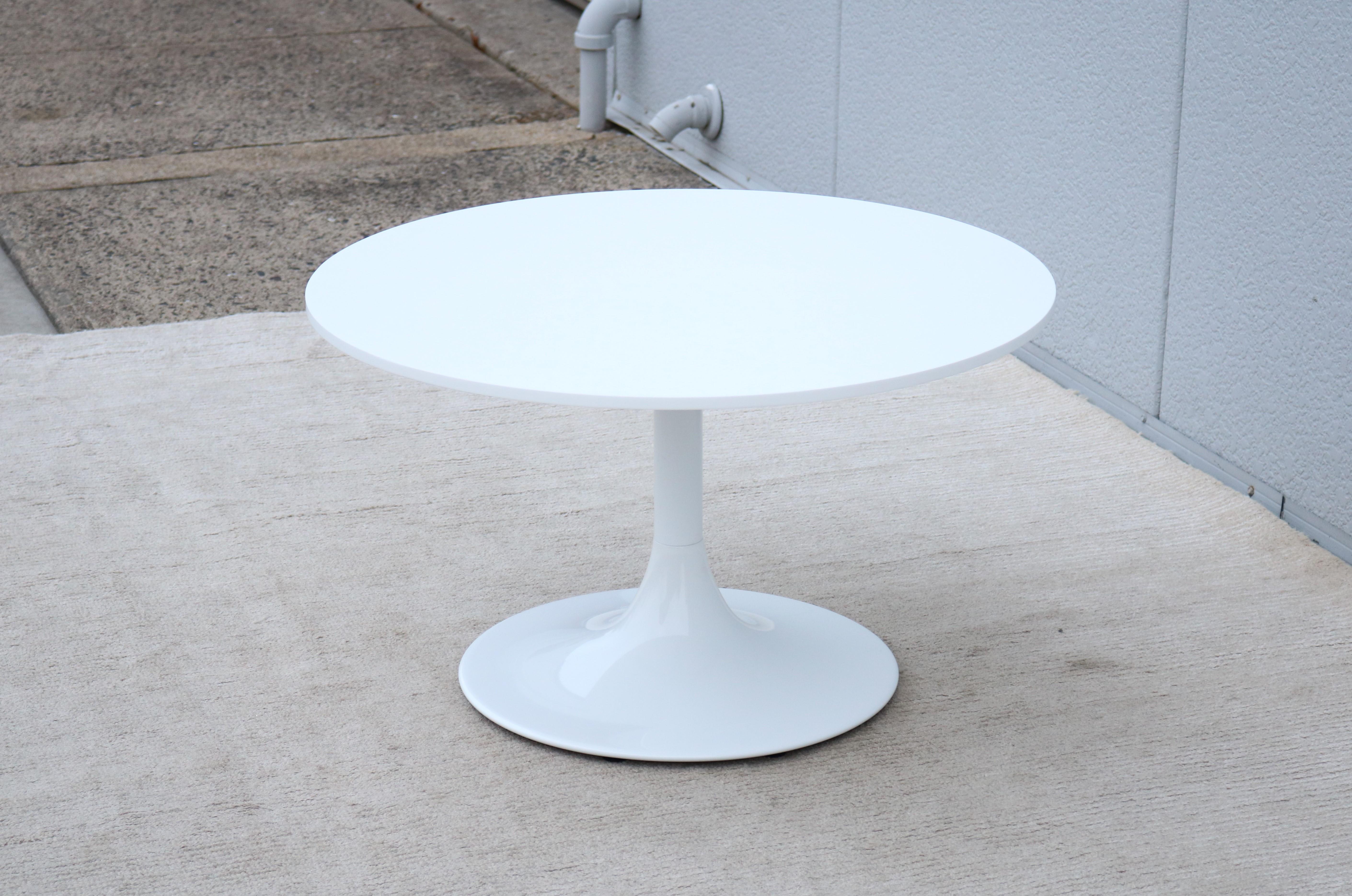 Tavolino Tulip in corian bianco rotondo stile metà secolo moderno Nineteen20 di OFS in vendita 2