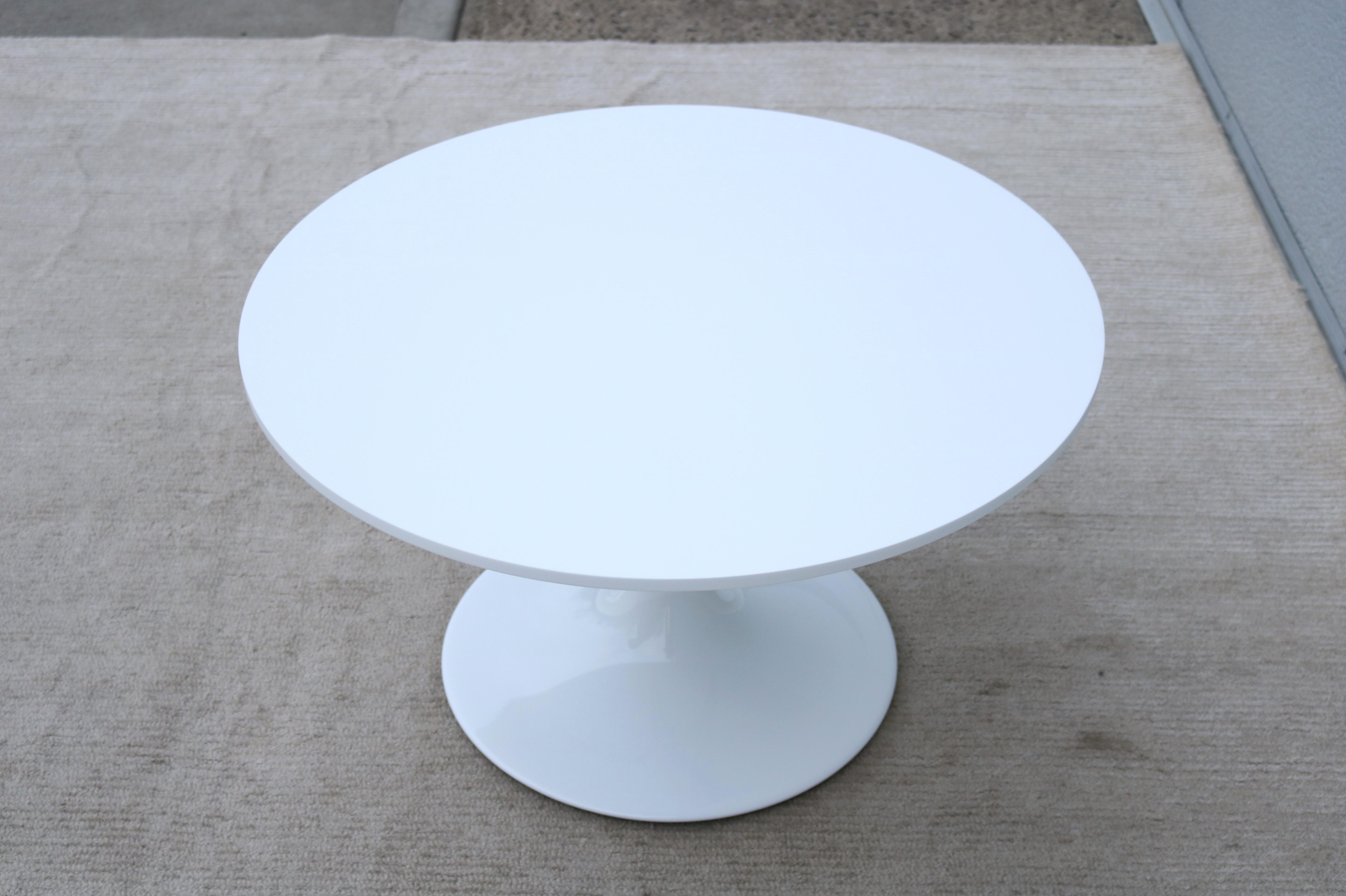 Tavolino Tulip in corian bianco rotondo stile metà secolo moderno Nineteen20 di OFS in vendita 3