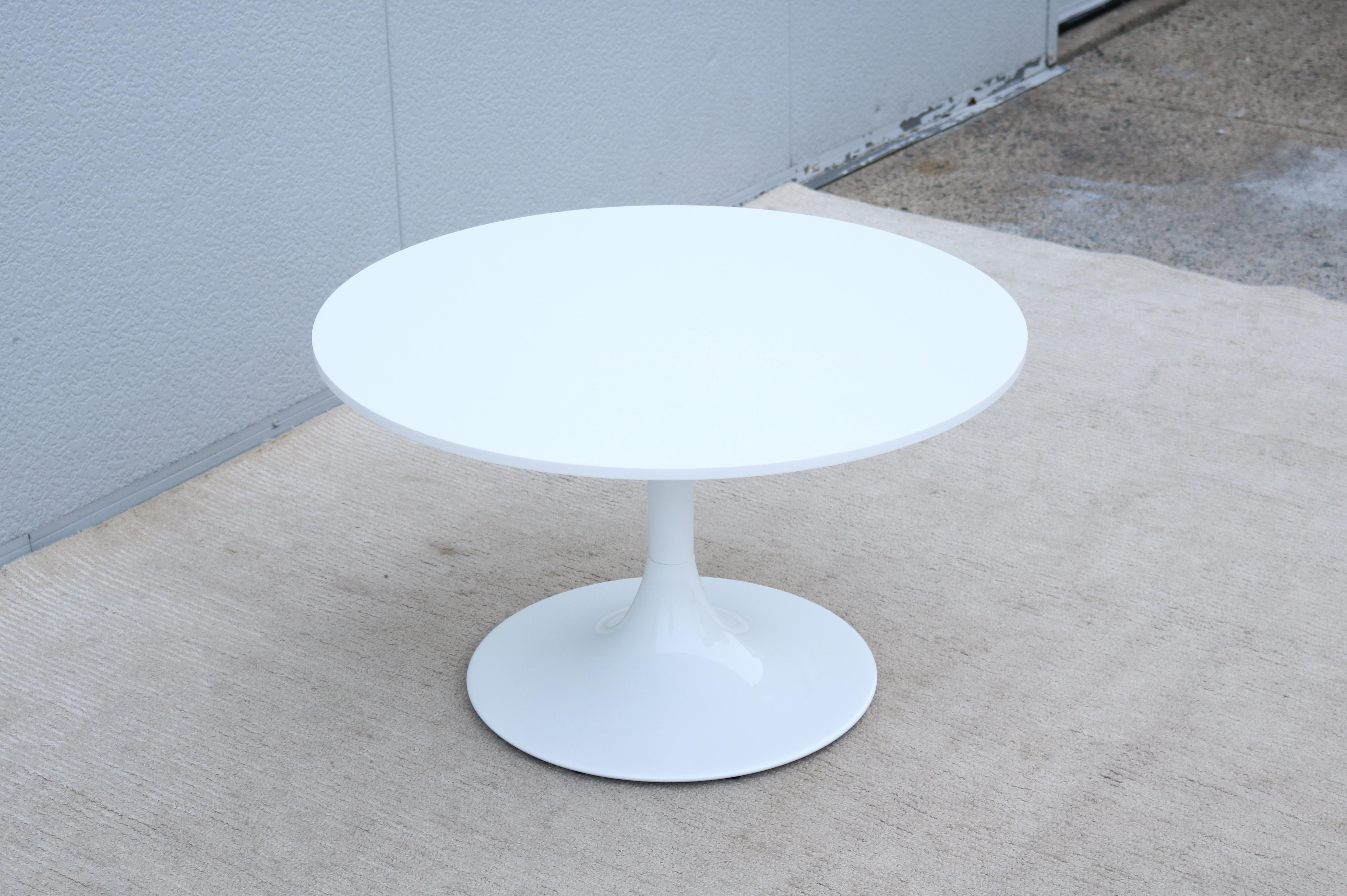 Tavolino Tulip in corian bianco rotondo stile metà secolo moderno Nineteen20 di OFS in vendita 4